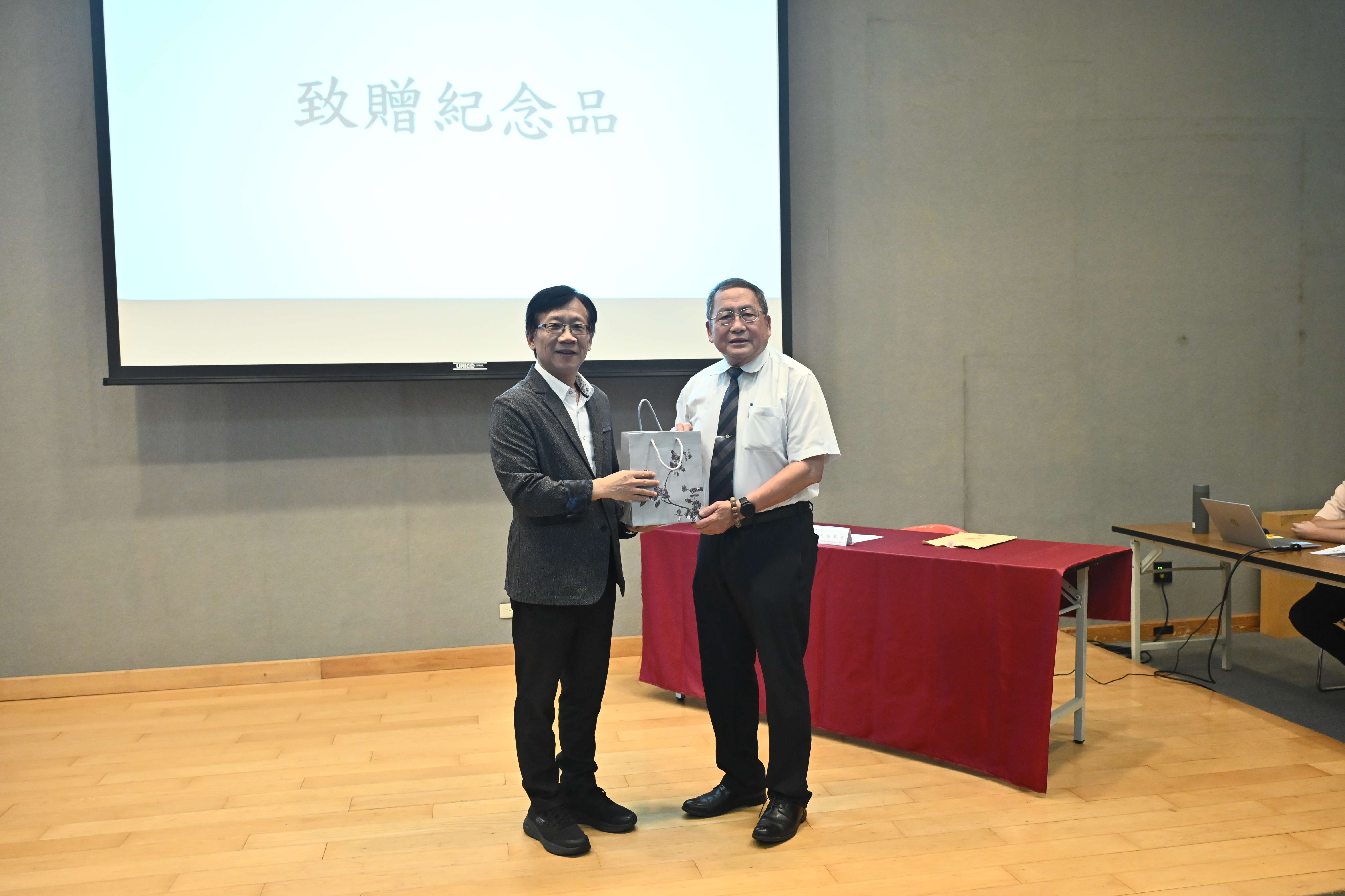 02-新北市政府主計處致贈紀念品