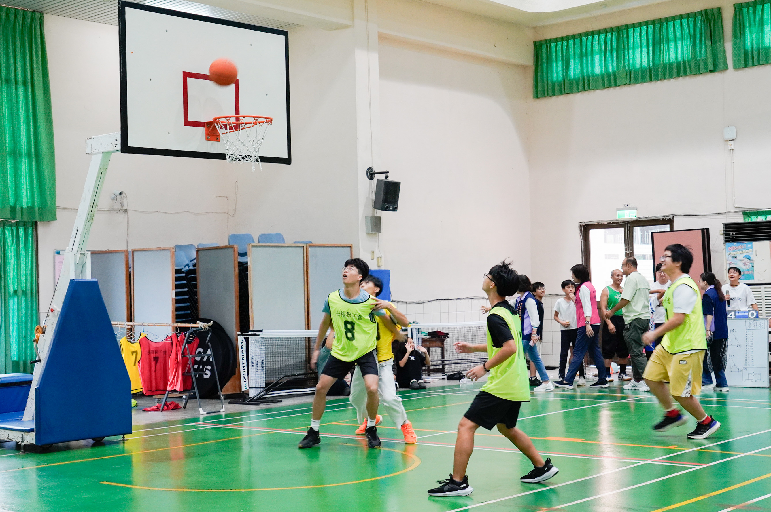 三對三鬥牛賽讓兒少在暑假期間透過運動展現自信與團隊精神。