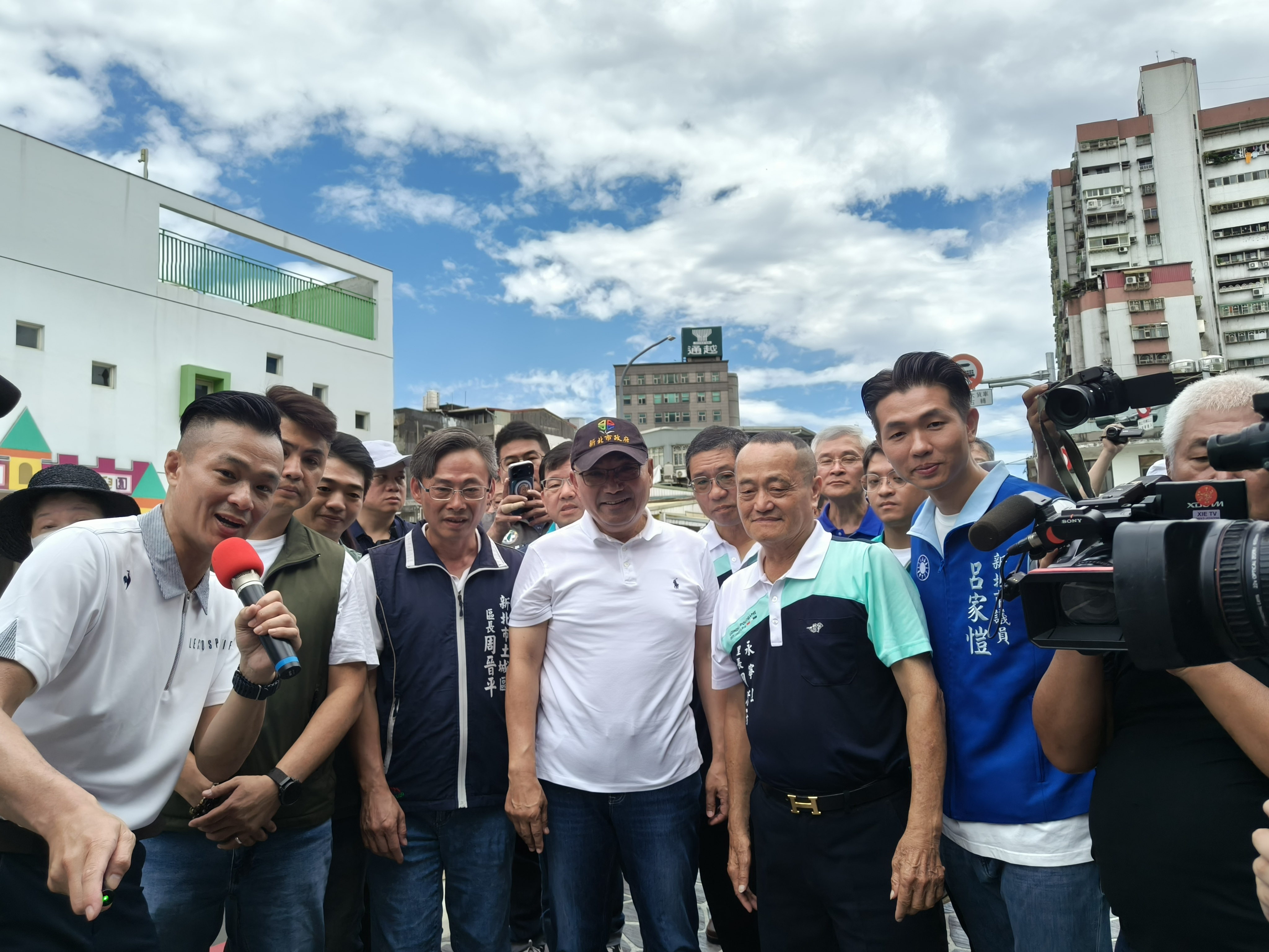 視察通學廊道期間，侯友宜市長與在地居民親切招呼互動，關心市民對於周邊人本環境改善的實質感受。