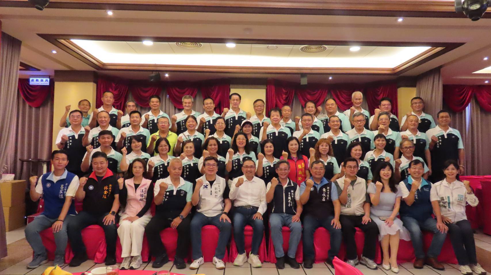 侯市長率團隊辦理土城區行動治理並與地方仕紳及里長合影。