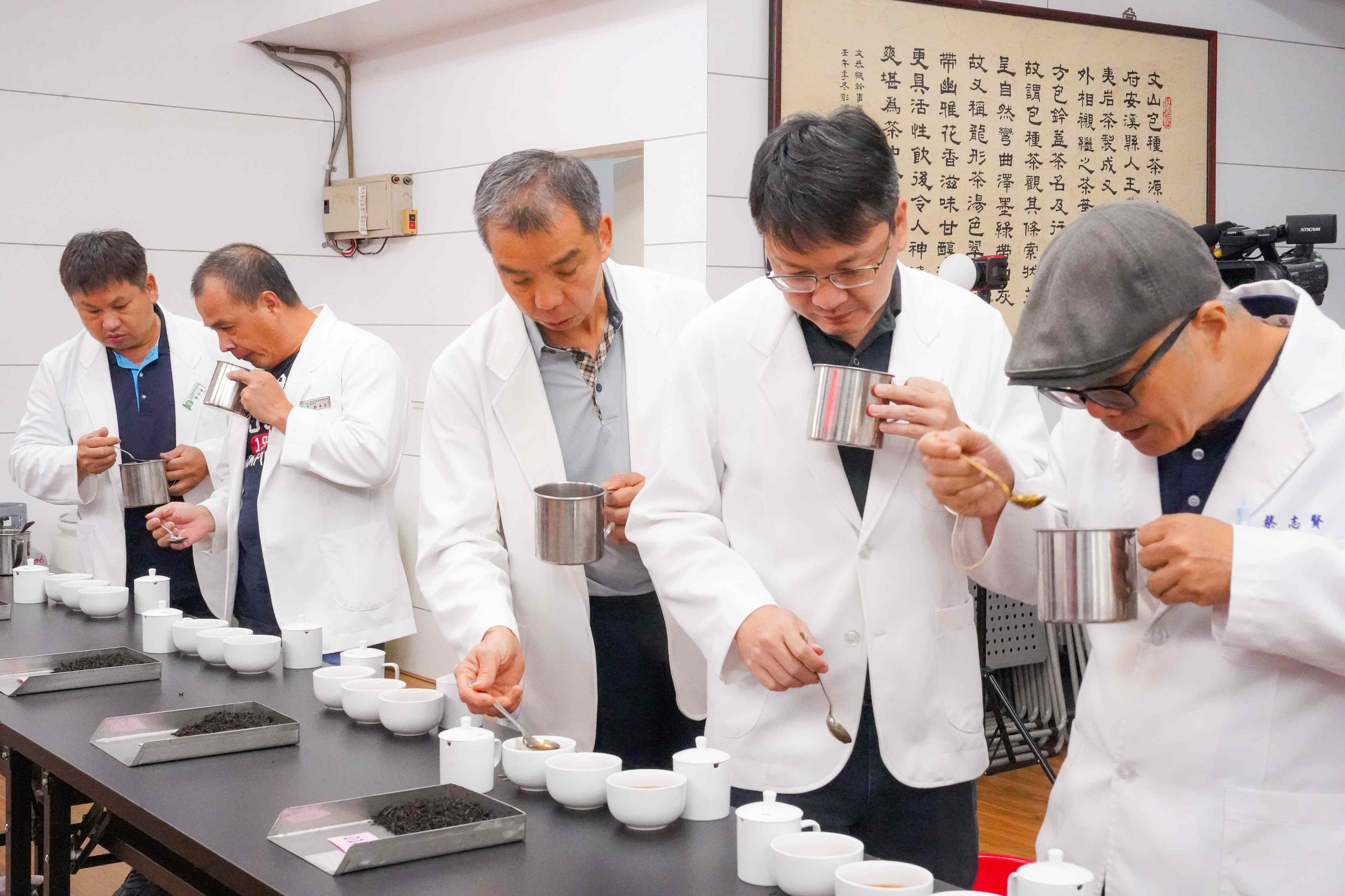 香韻紅茶結合包種式攪拌與紅茶式發酵，帶有豐富又清新的花果香