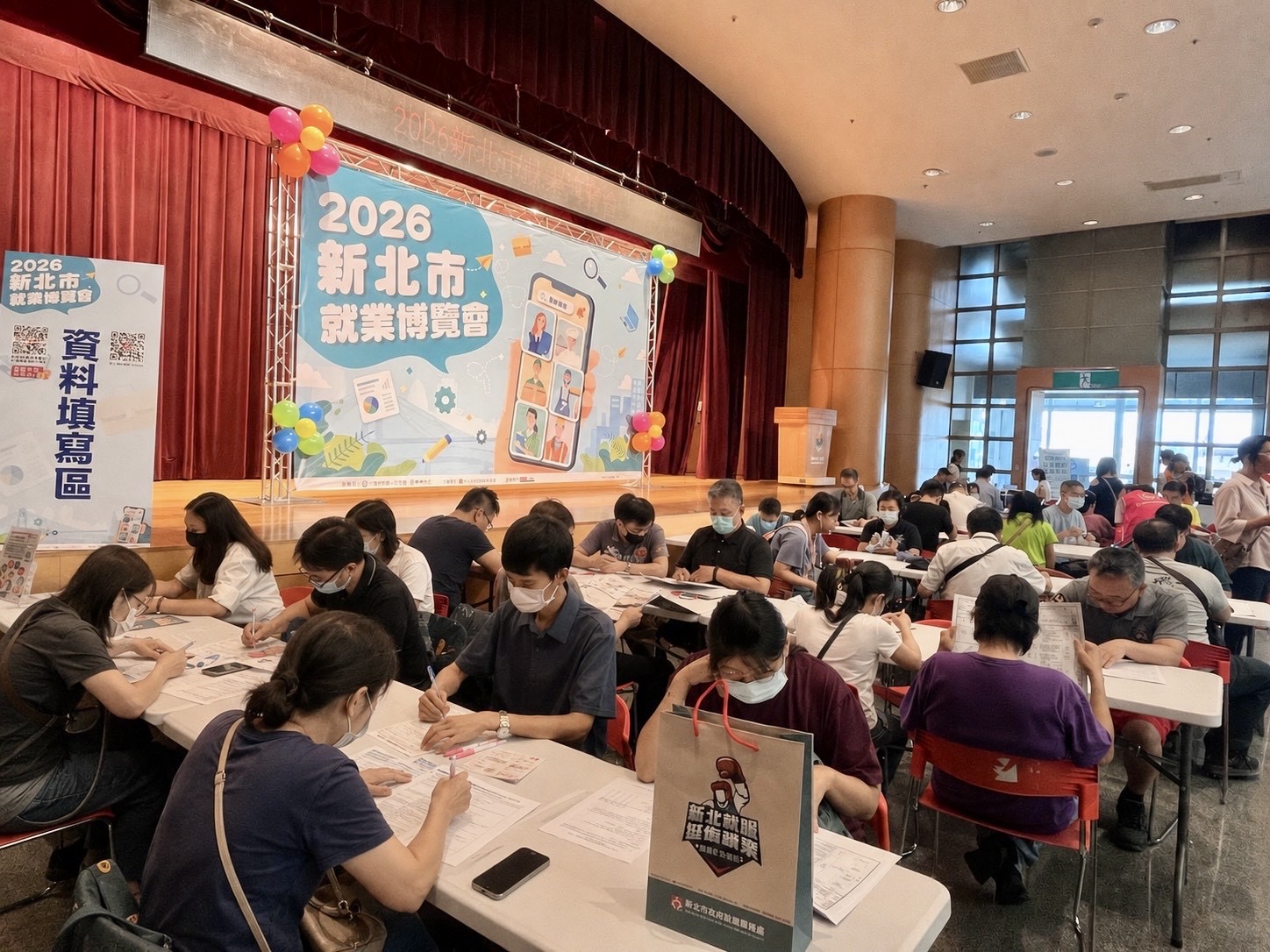 現場求職民眾填寫履歷及了解職缺