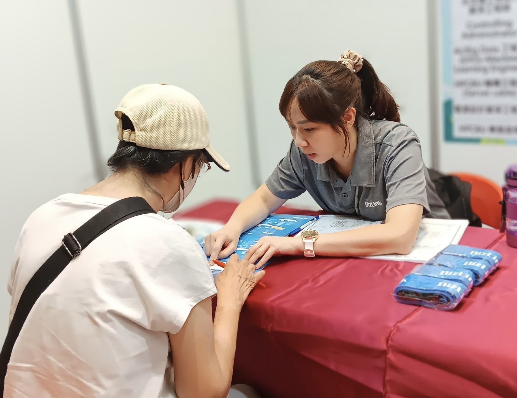 廠商向民眾說明職缺內容
