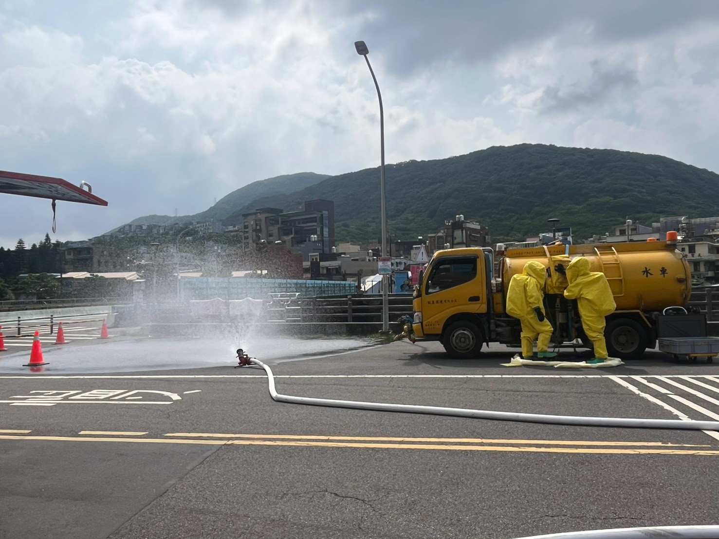 止漏人員著A級防護衣在消防水霧戒護下進行止漏