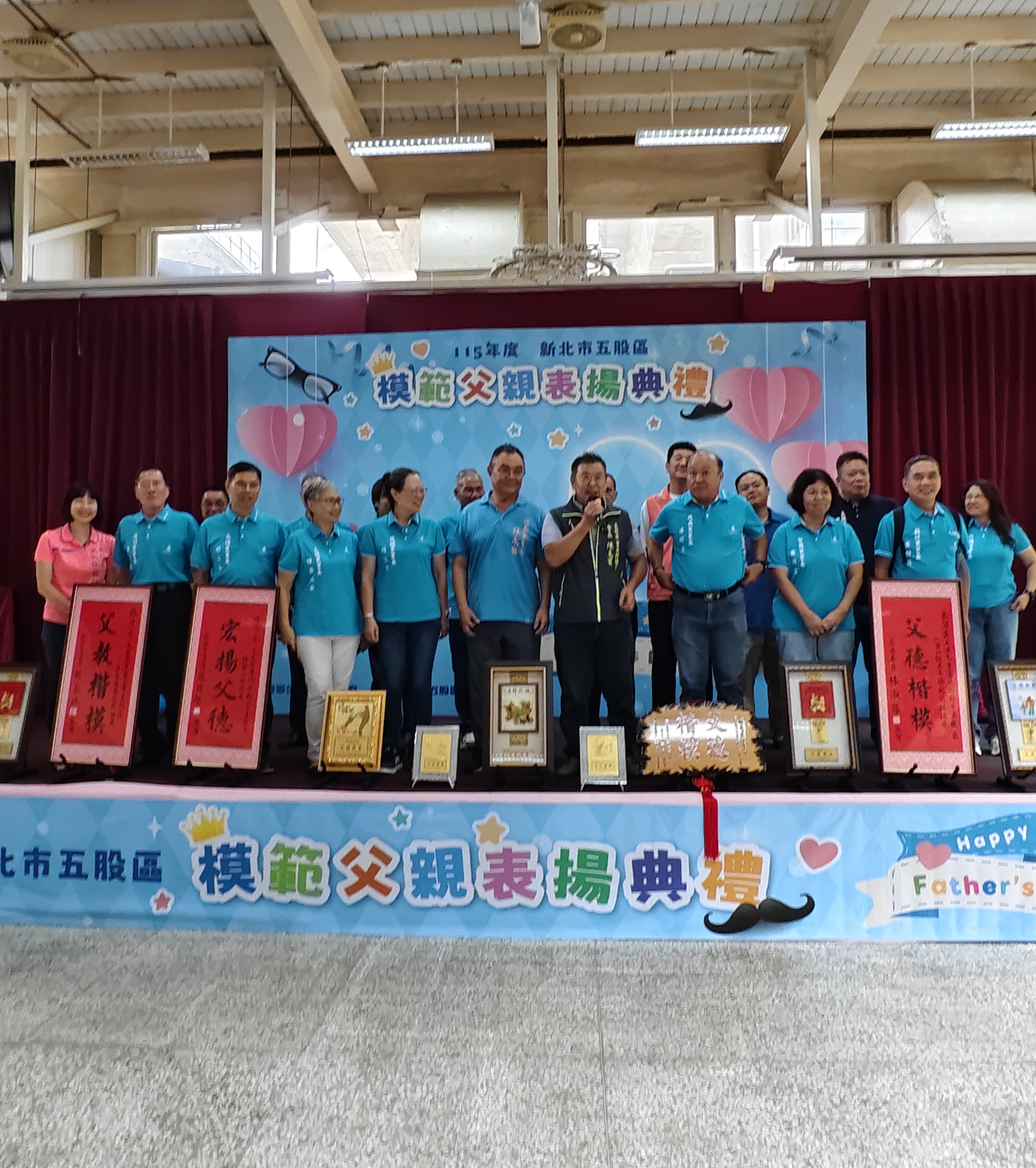 五股區里長聯誼會長陳文賓率里長們向各里模範父親祝福