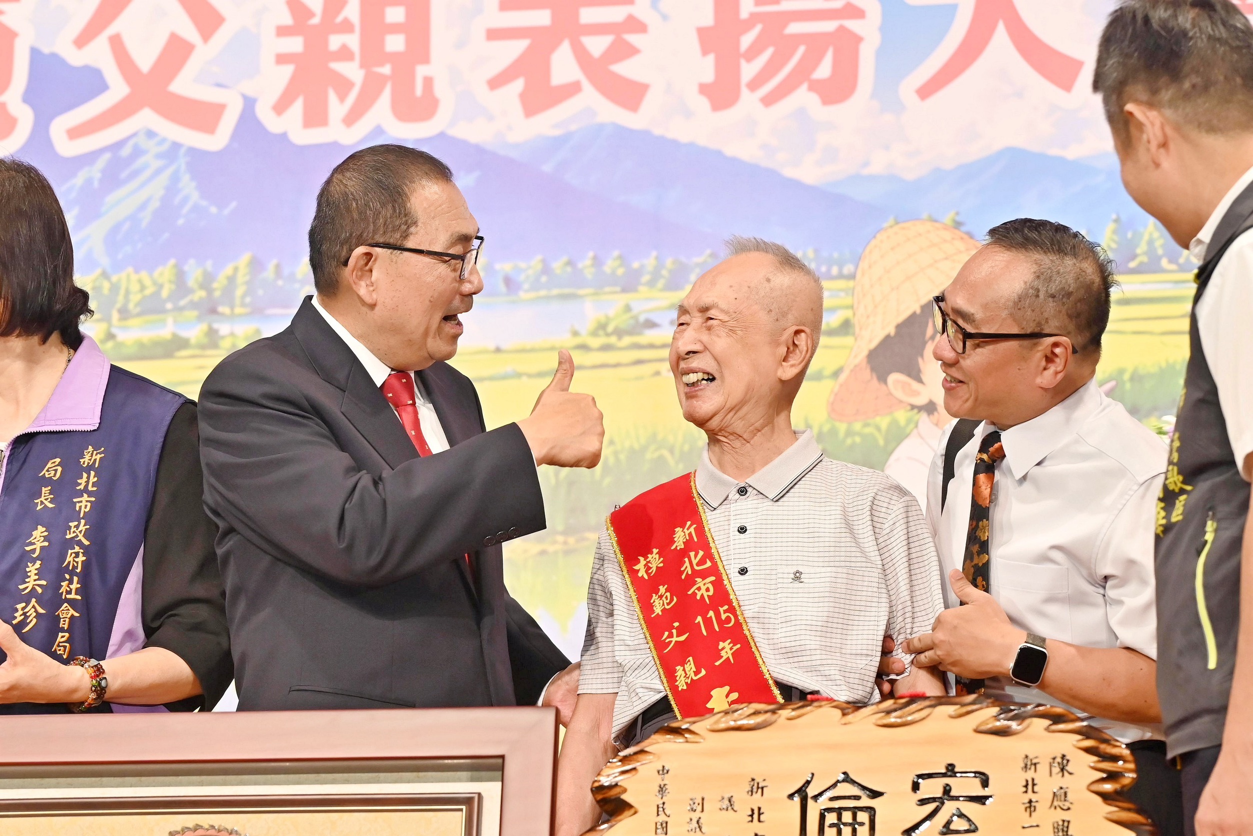 3.侯友宜表示，今年55位模範父親的人生故事都令人感動，不僅是子女心中的榜樣，也是社會學習的典範。