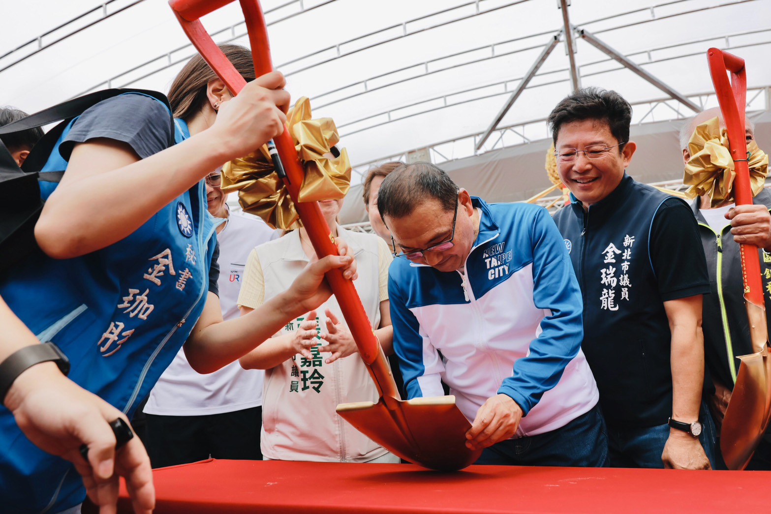 市長侯友宜簽金鏟，祈祝新北市中和區盛昌段停車場及青年社會住宅新建統包工程順利圓滿、如期完工。