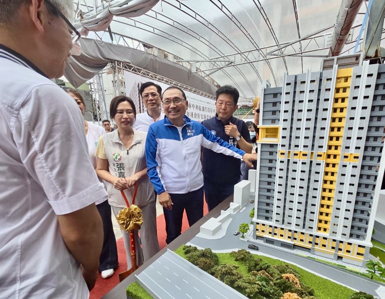 市長侯友宜觀看中和盛昌社宅模型，了解社宅及公益設施規劃。