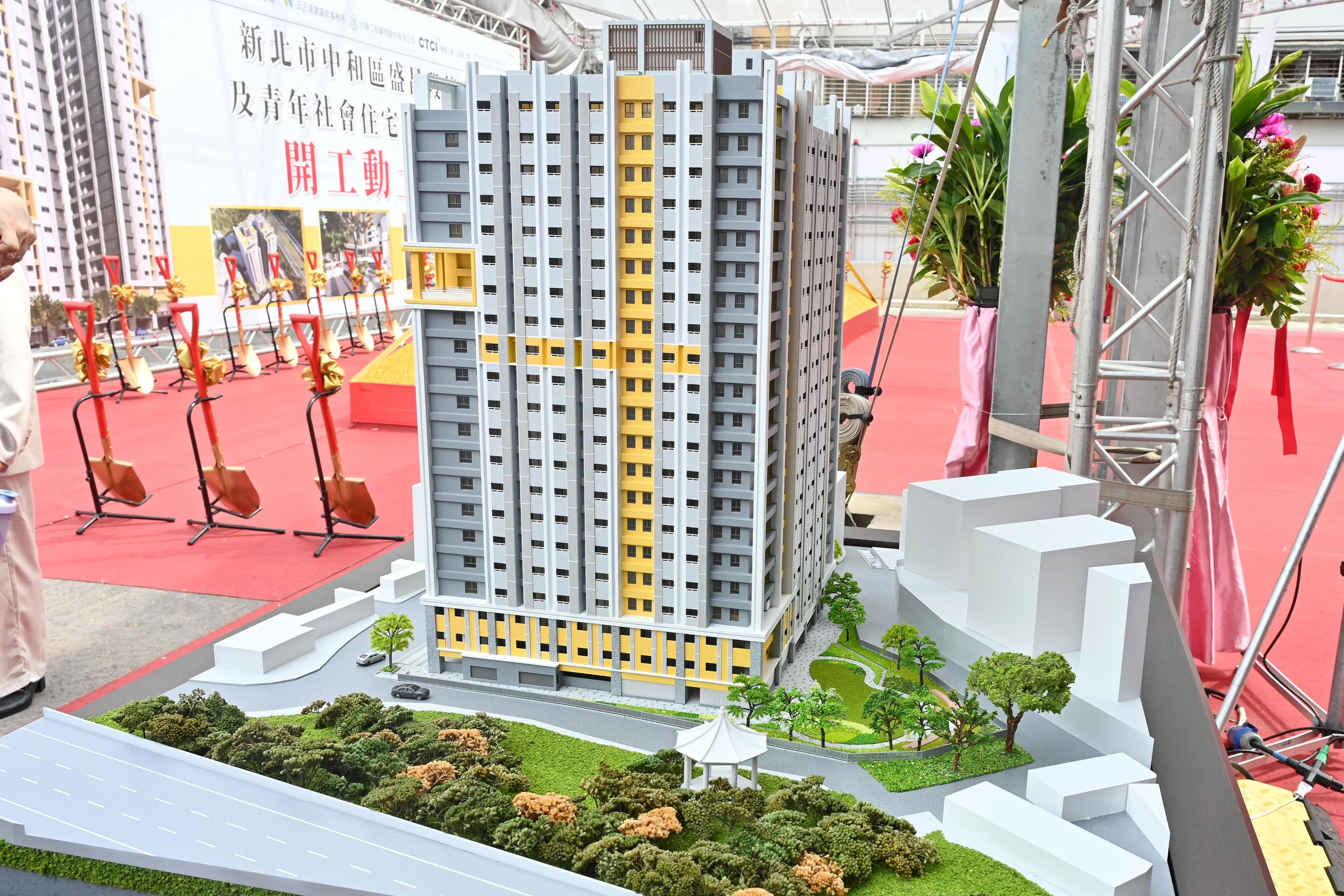 盛昌段青年社會住宅鄰近捷運萬大中和線LG07連城錦和站、錦和國小、錦和高中、雙和醫院、錦和運動公園，交通便利且生活機能完備。