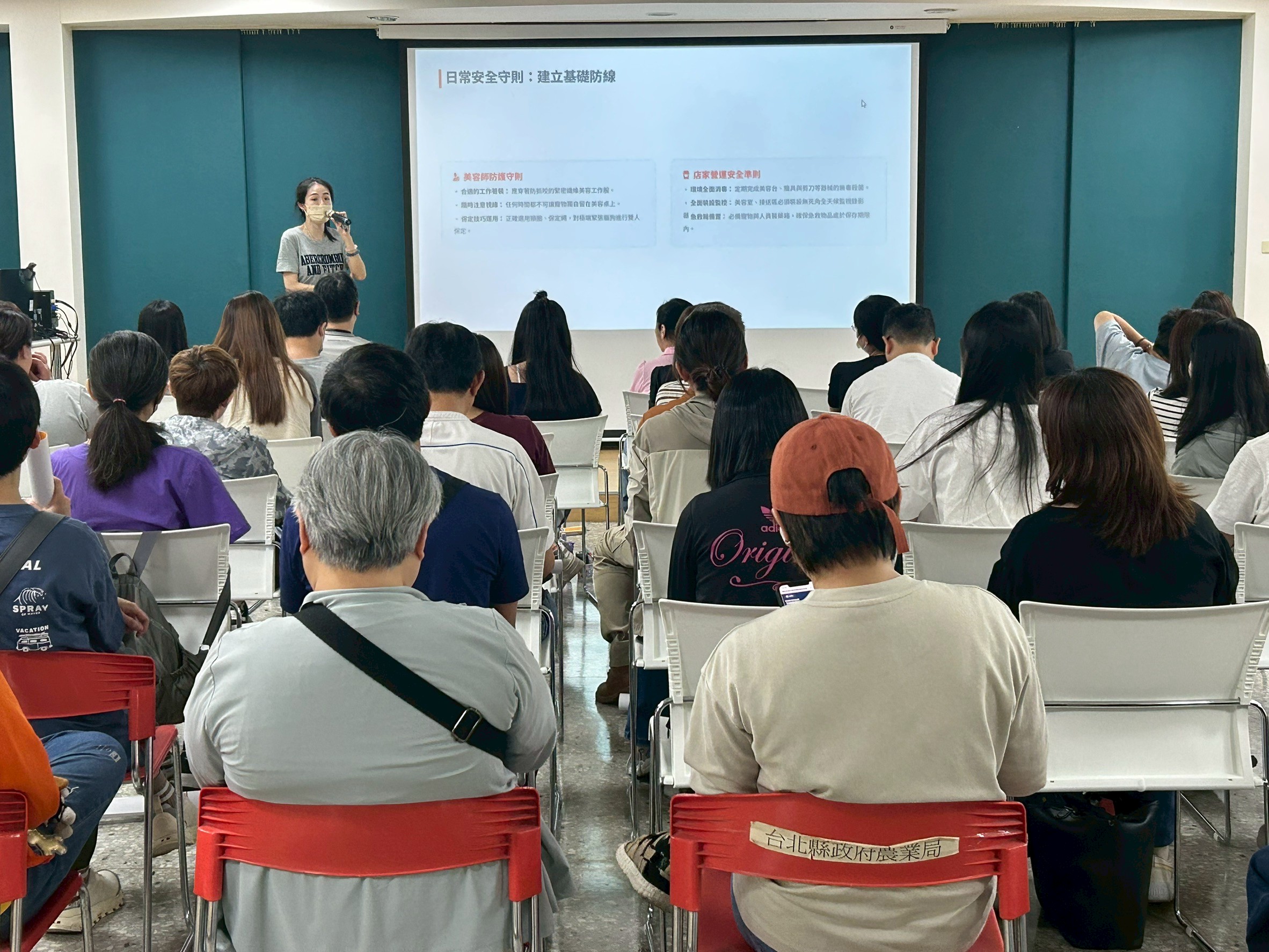 台北海洋科技大學曾碧玉老師分享「寵物美容危機管理與應急指南」
