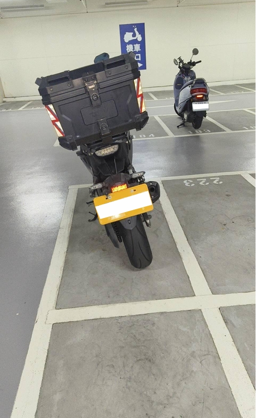大型重機停一般機車格