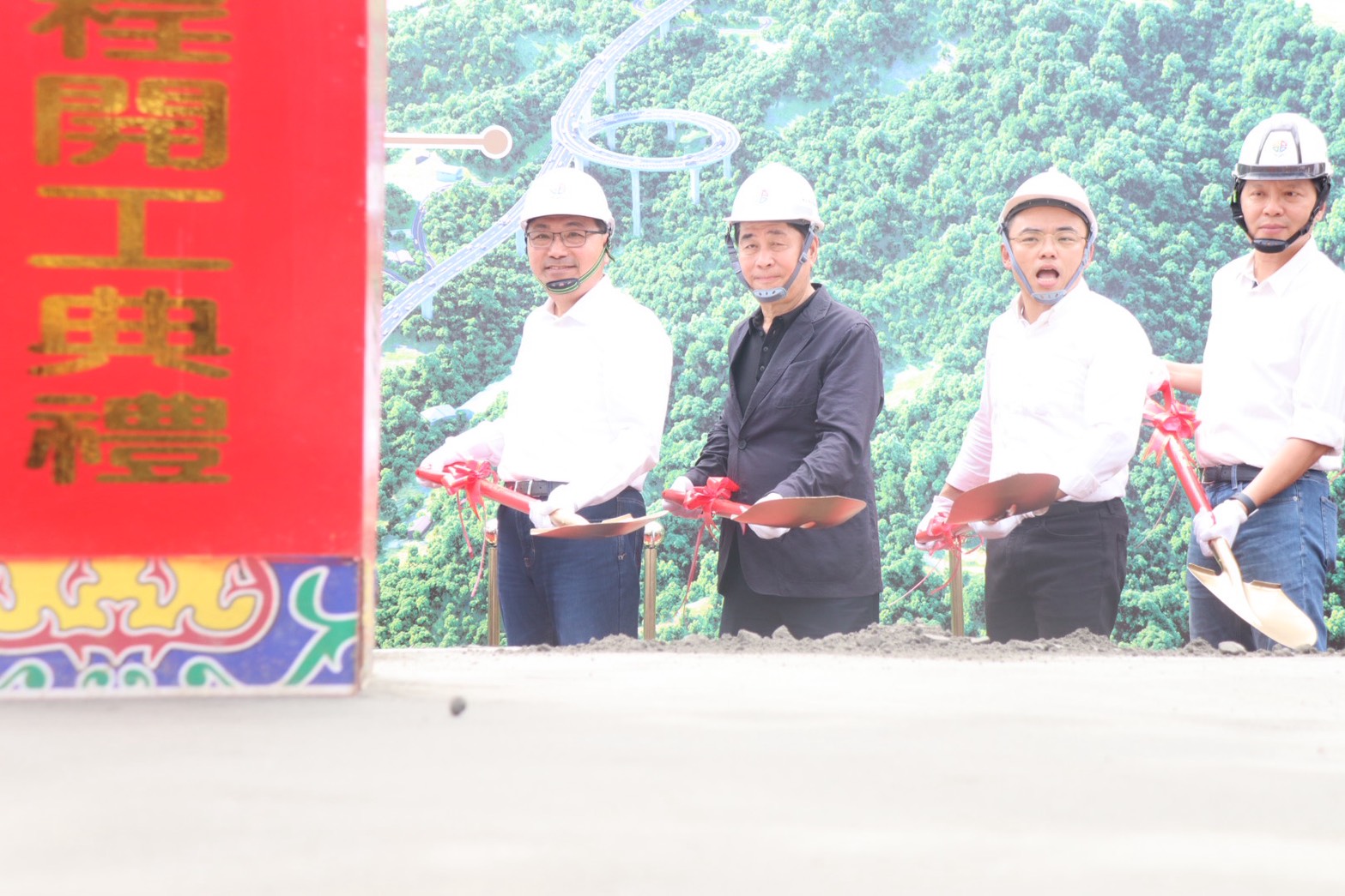 侯友宜市長(左一)主持市道105線高架環橋動土典禮，與朱惕之副市長(右一)、洪孟楷立法委員(右二)共同執鏟奠基。