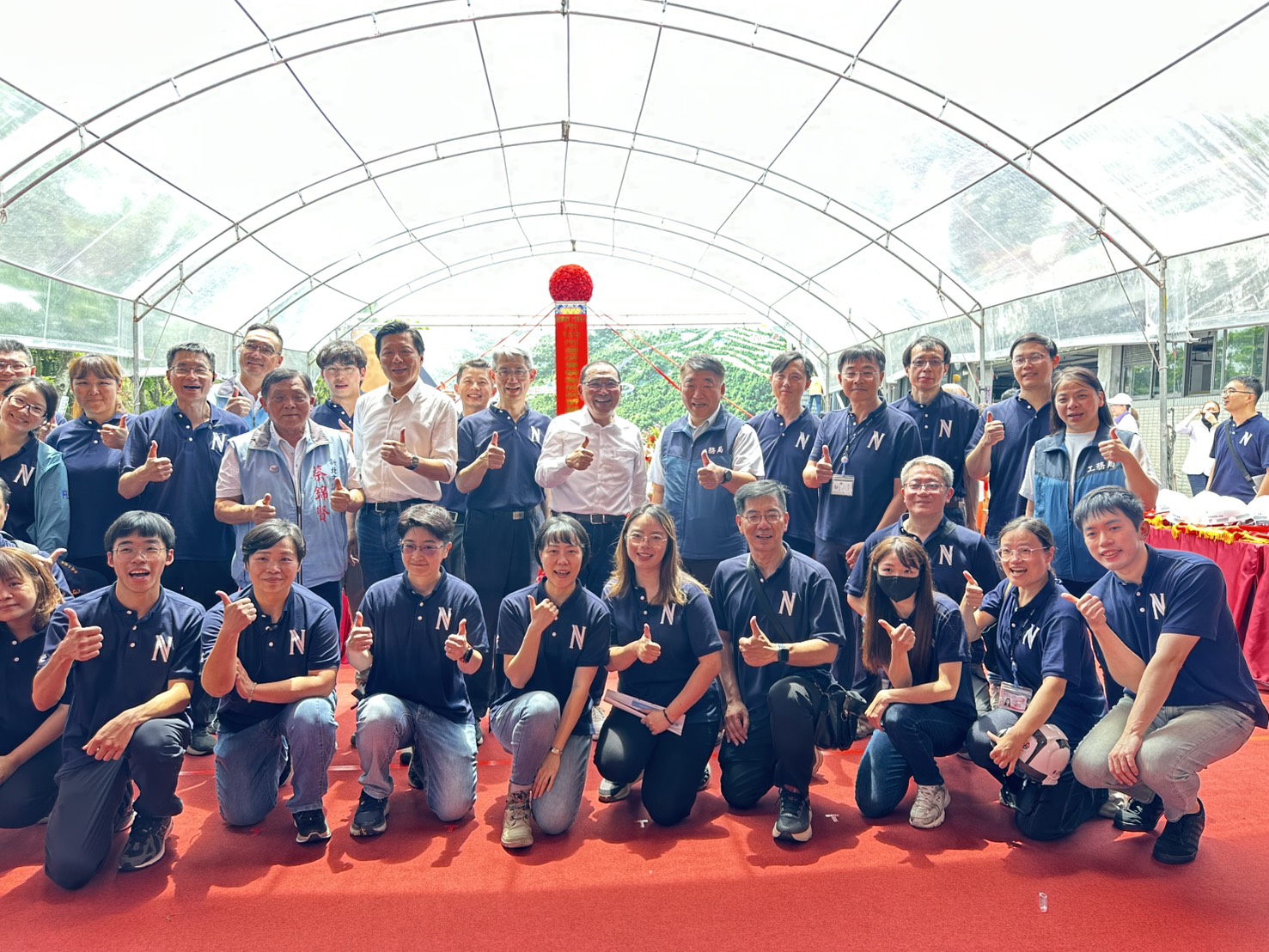 105市道改善蜿蜒路段新闢道路工程今日舉行動土典禮，侯友宜市長(中)與施工團隊一起合影留念。