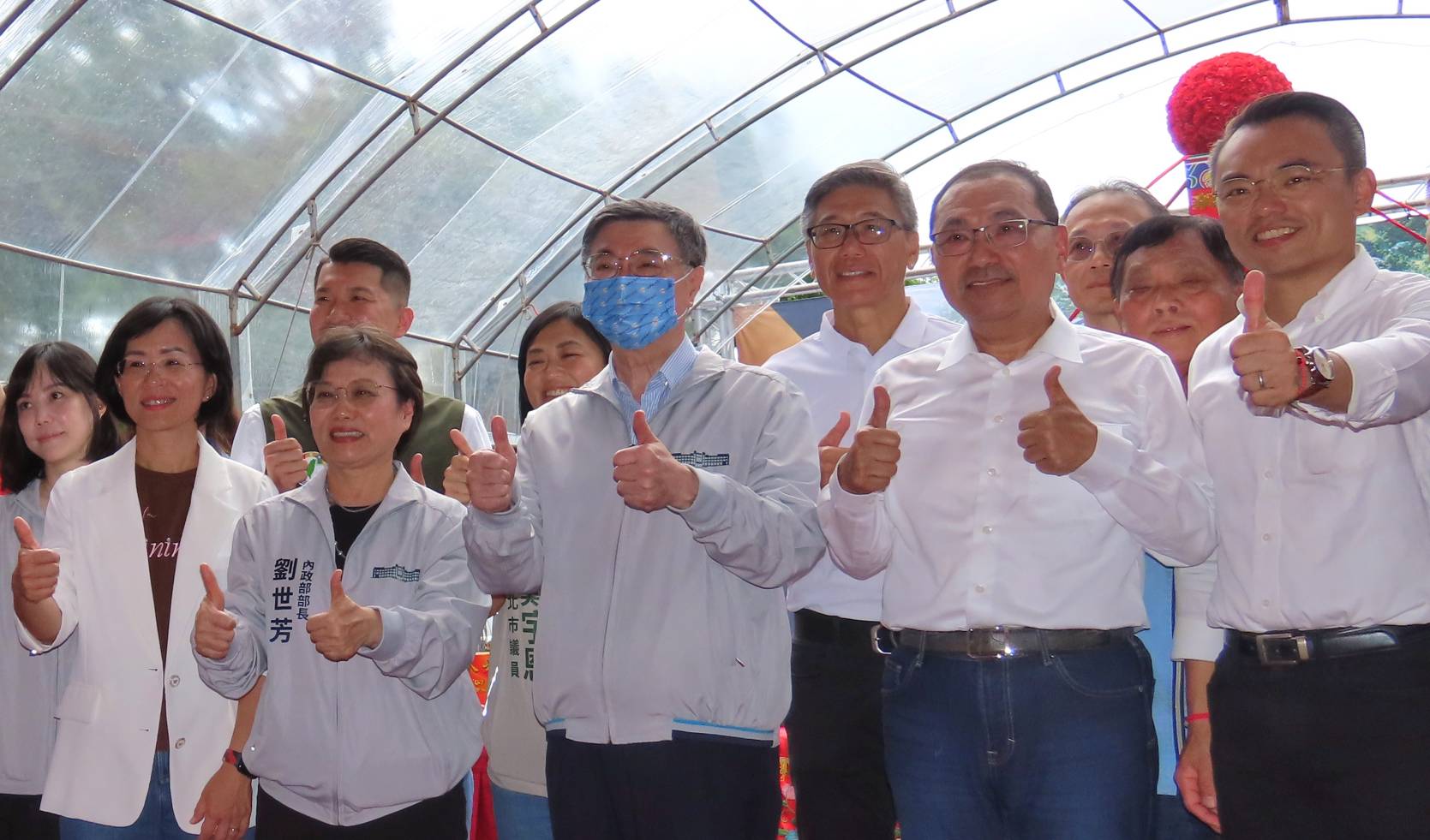 新北市長侯友宜今（28）日率市府團隊前往林口及八里區行動治理基層建設督導，與行政院長卓榮泰共同主持「105市道改善蜿蜒路段新闢道路工程」開工典禮，並與在地民意代表、里長座談。