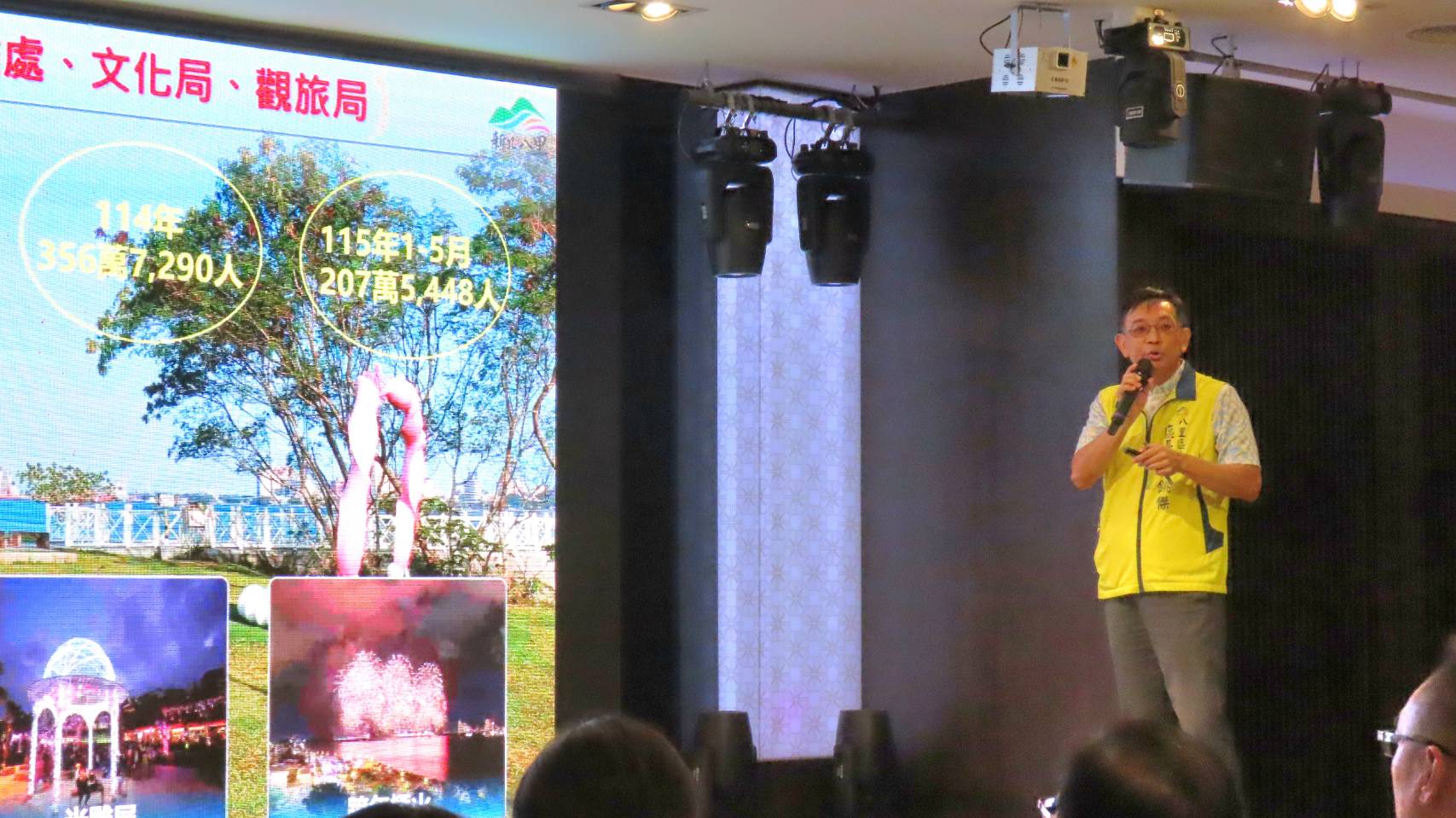 八里區長林銚傑針對近年重要建設成果進行簡報。