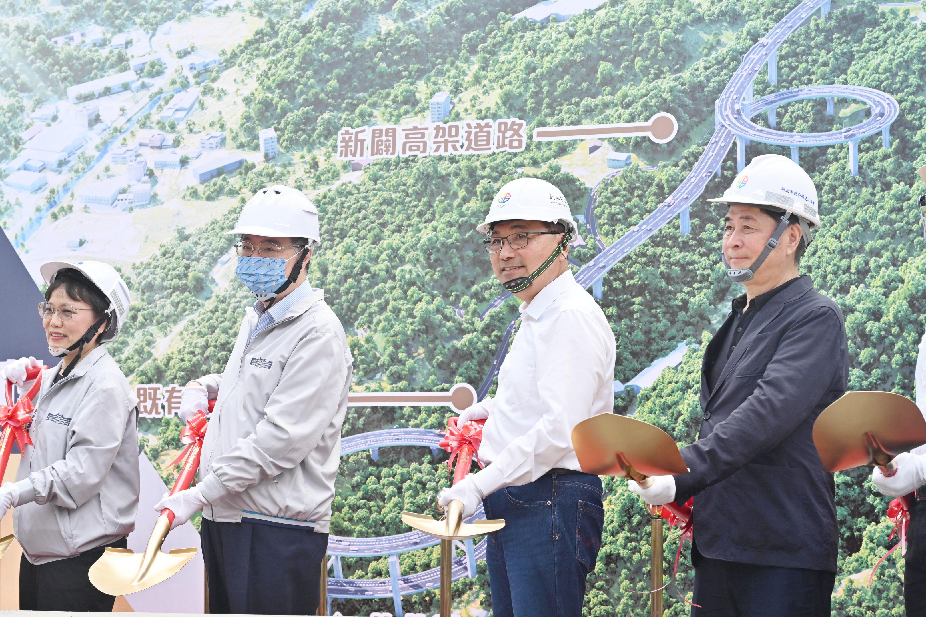 侯友宜說，感謝中央地方攜手合作逐步完善交通路網。