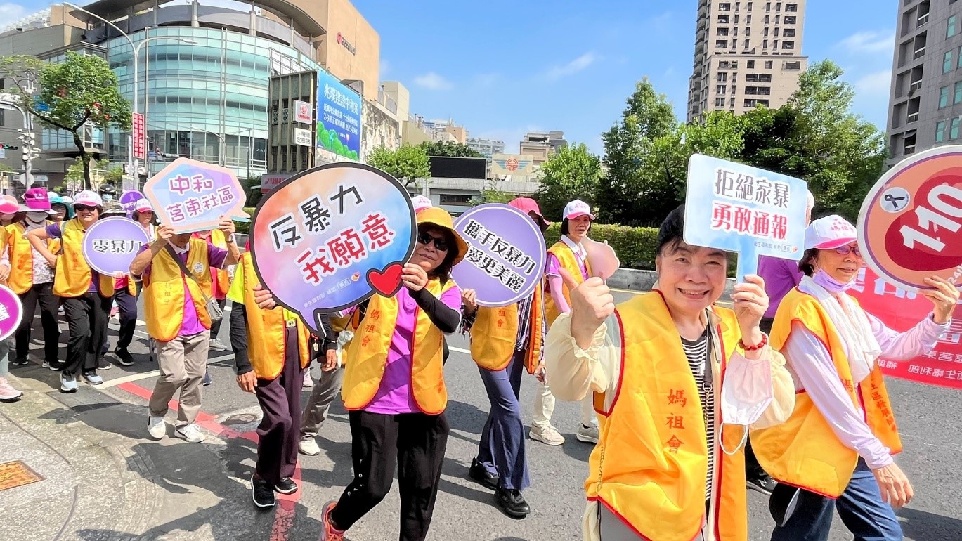 莒東社區結合社區媽祖廟繞境期間運用社區志工手持防暴標語進行防暴踩街，接地氣的宣導引發居民熱烈共鳴