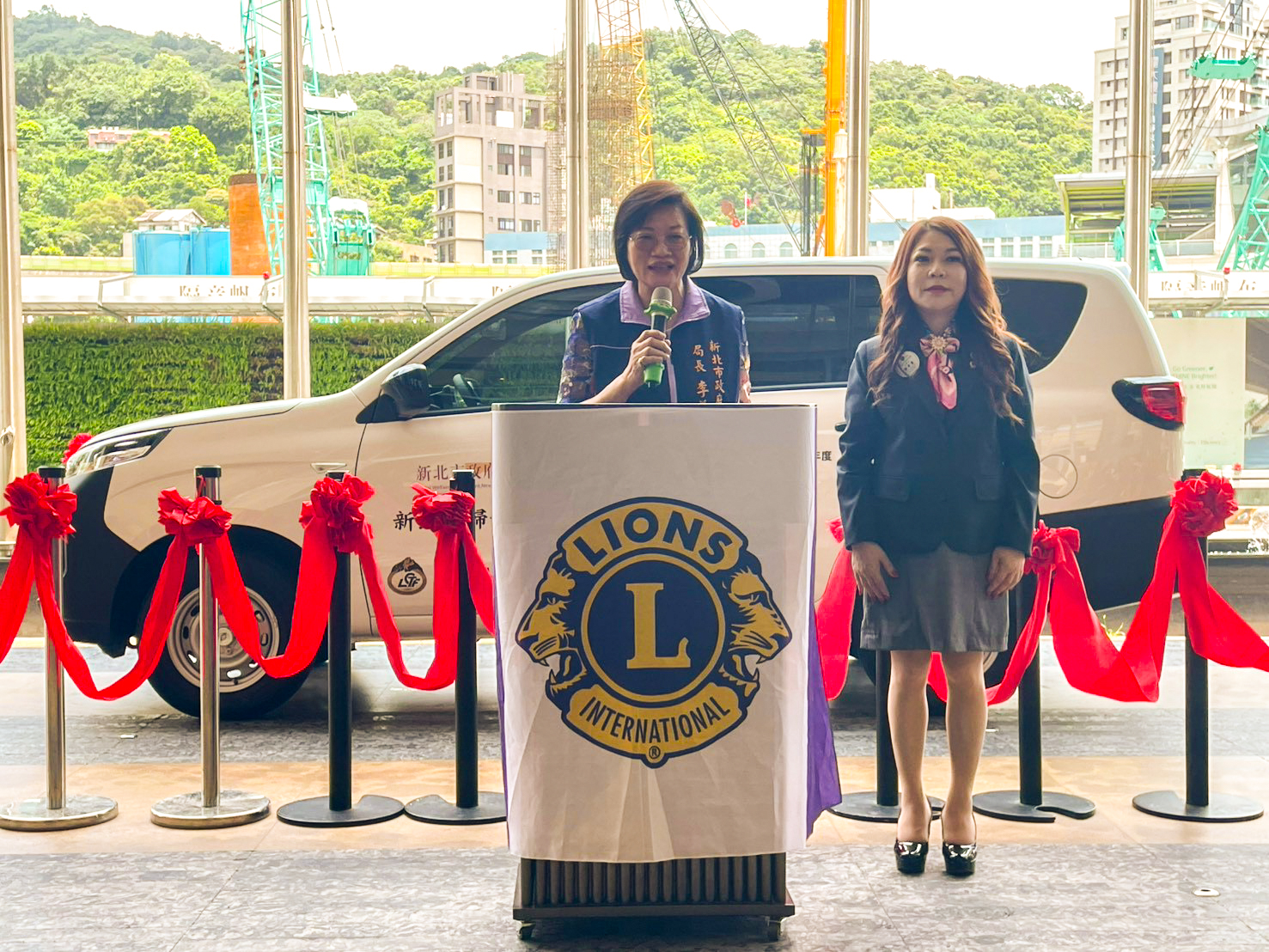 新北社會局長李美珍代表侯市長表達感謝並表示，新北市有3個婦女中心期待未來這輛車可以承載大家的愛心深入偏區、不受距離限制地提供關懷服務。