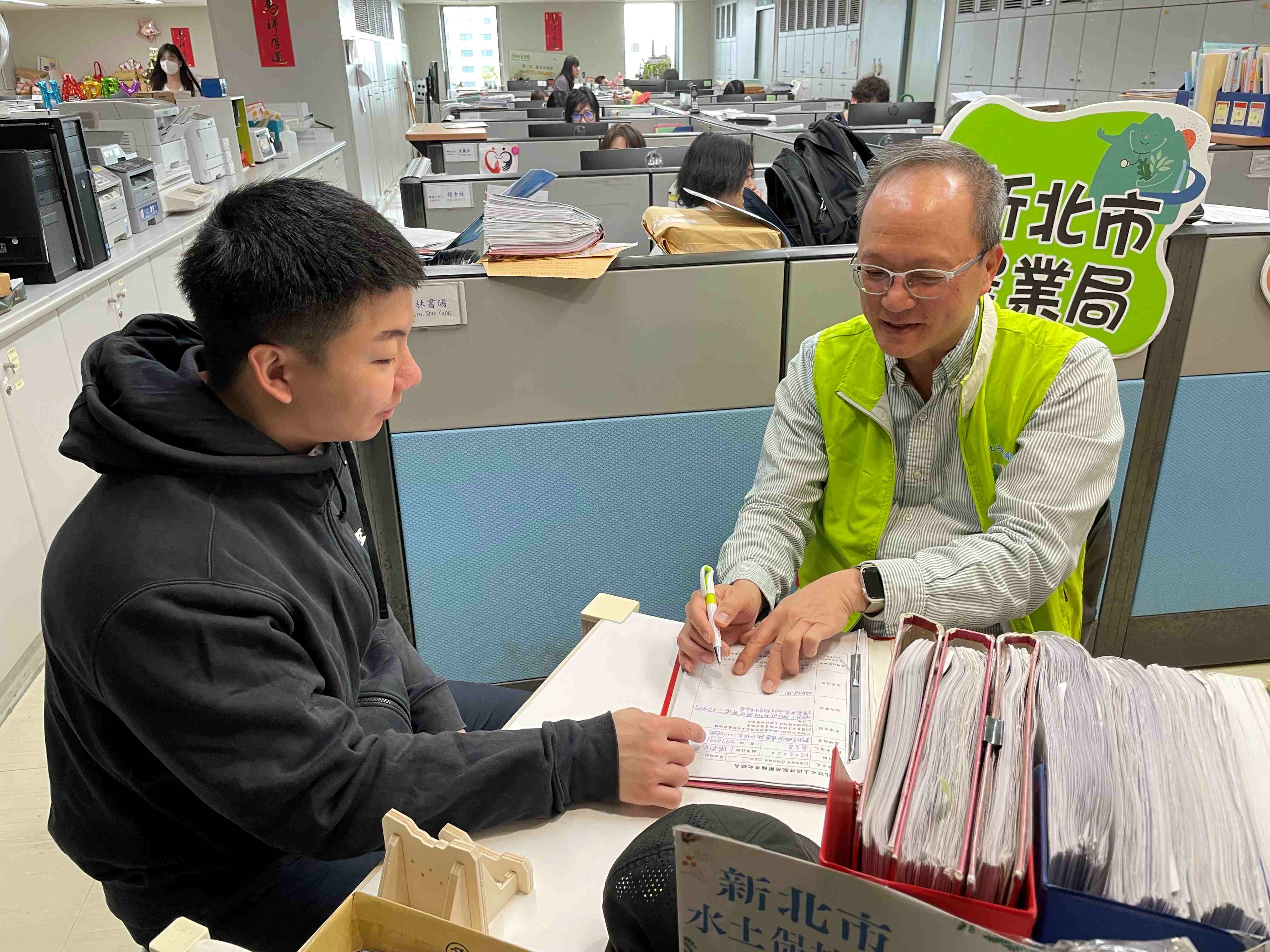 過往民眾至現場申請簡易水土保持申報書