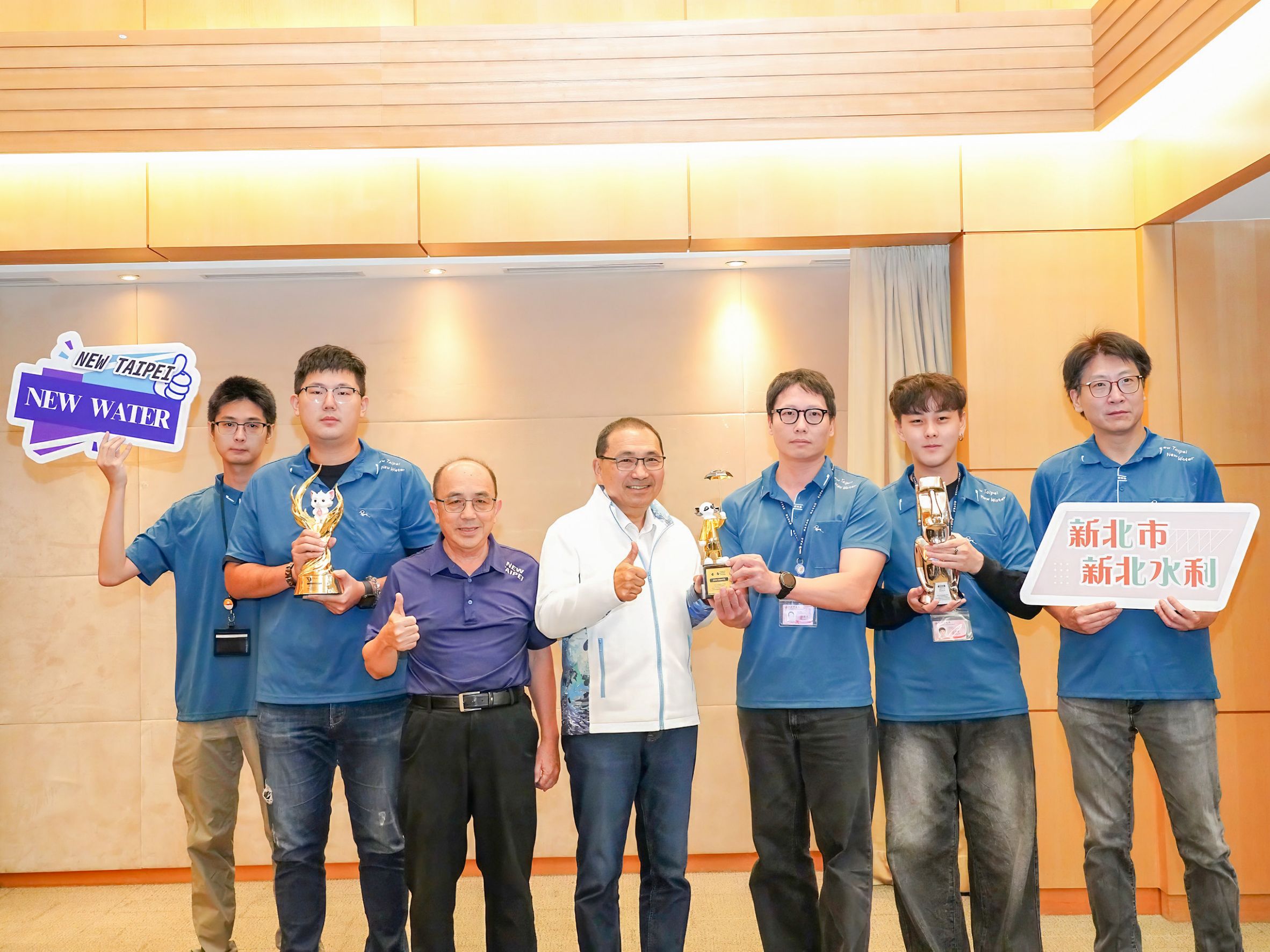 中港大排光雕展榮獲東京設計獎、倫敦設計獎及泰坦創新獎三項國際殊榮，今（29）日水利局於市政會議將獎項獻予市府