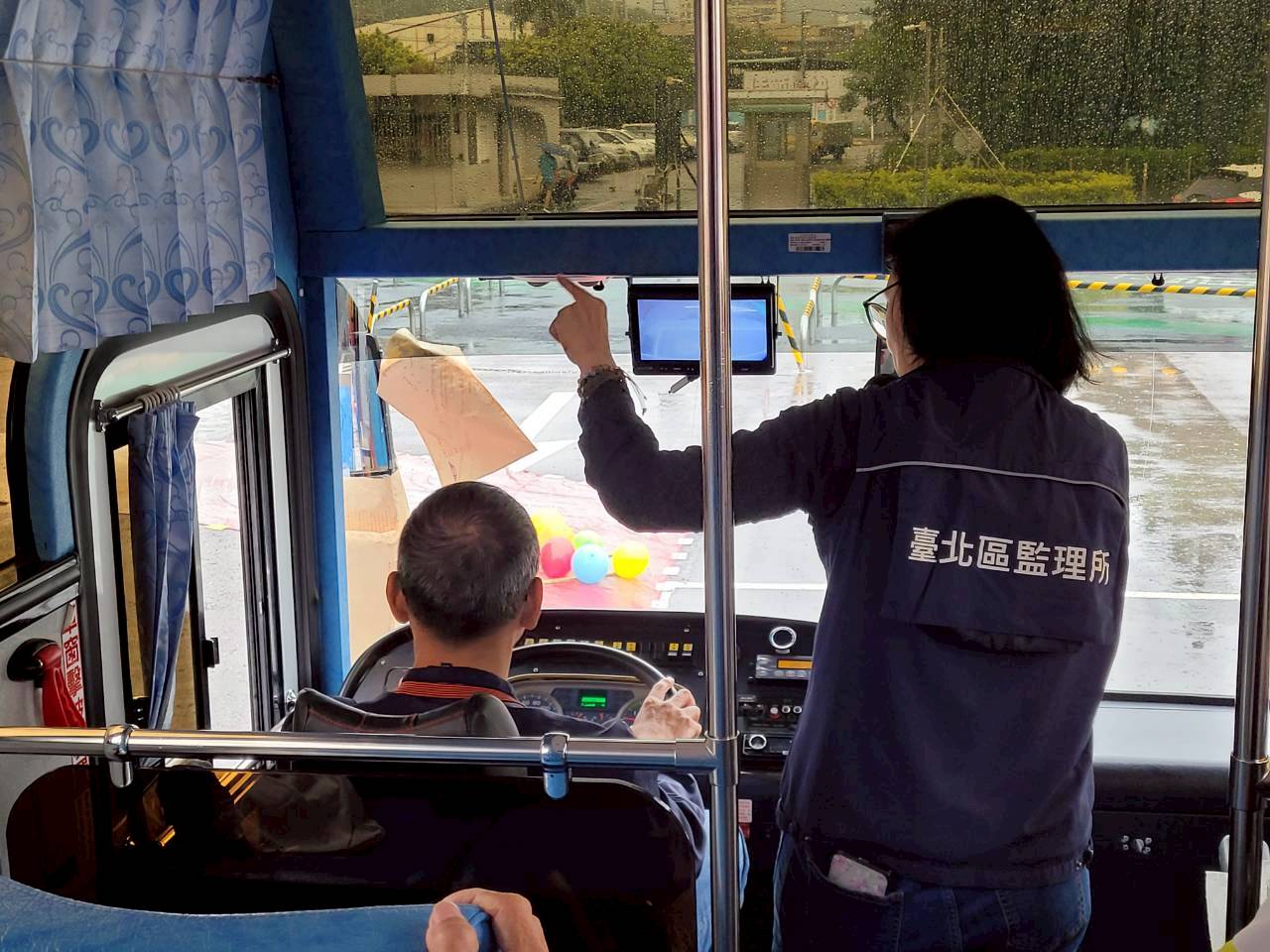 社會局攜手台北區監理所，讓板橋區新興里長輩實境體驗大型車視野死角及內輪差等道安宣導