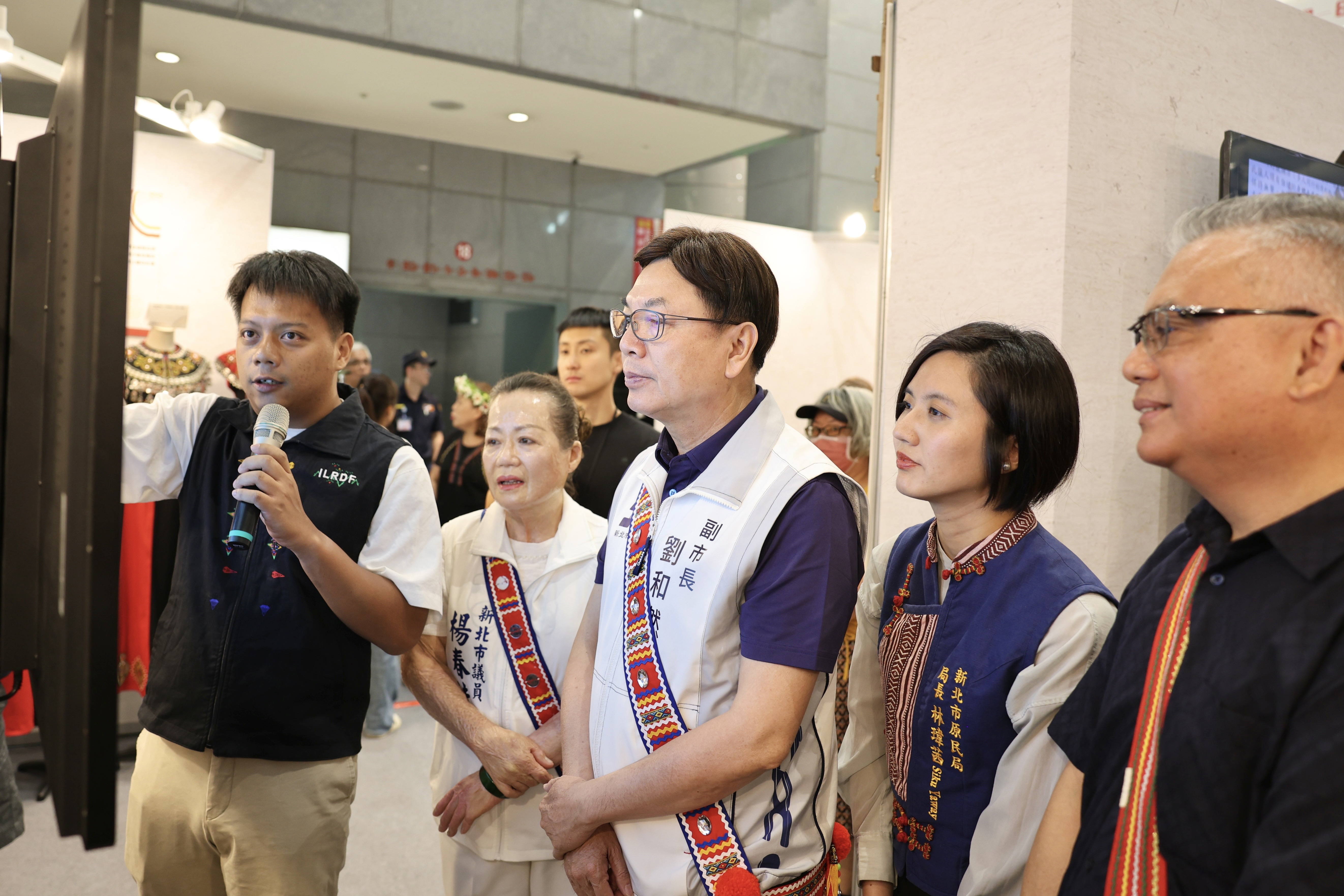 ▲新北市副市長劉和然參觀部落大學成果展展覽。(圖/新北市政府原民局提供)
