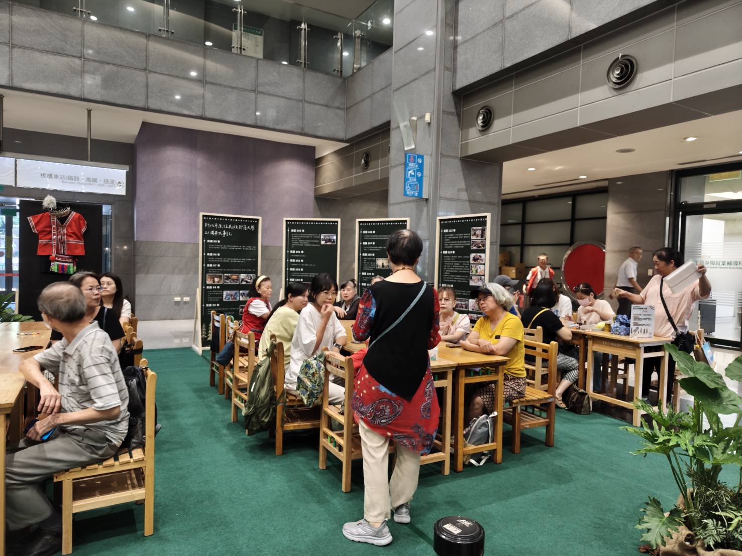 ▲新北部落大學成果展－DIY互動教室。(圖2/新北市政府原民局提供)