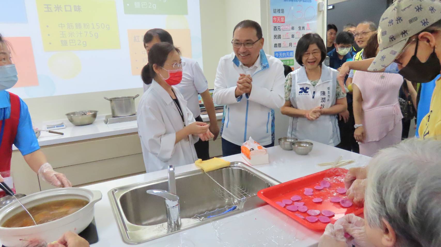 市長與現場市民朋友，關心日間照顧中心長者日常與體驗各種課程。