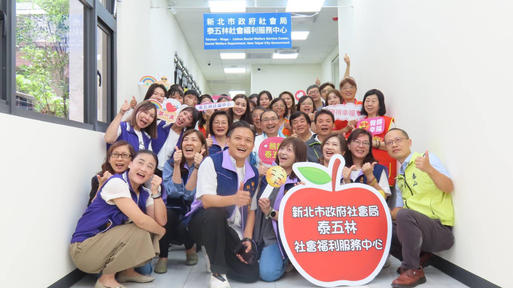 侯市長與新北市政府社會局泰五林社會福利服務中心第一線人員合影。