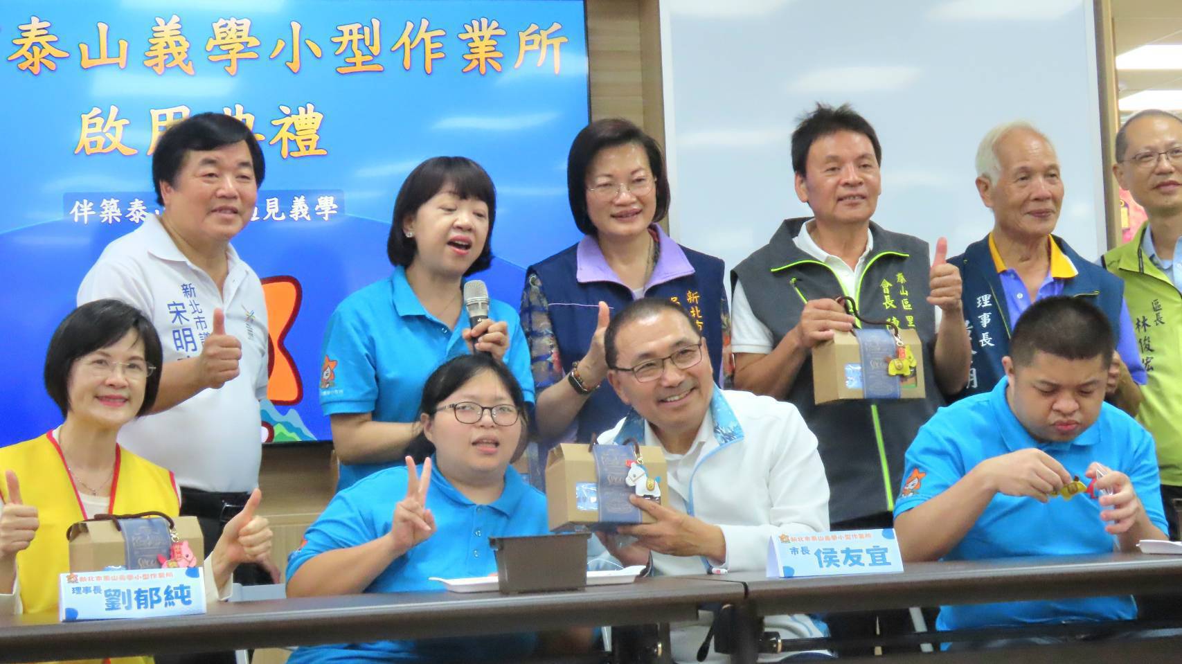 侯市長前往泰五林社會福利服務中心及泰山義學小型作業所，親切與學員們互動手作。