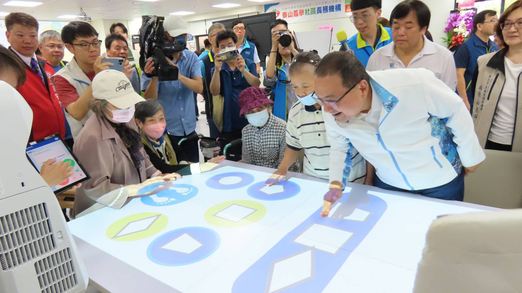 侯市長友宜與現場市民朋友，關心日間照顧中心長者日常與體驗各種課程。