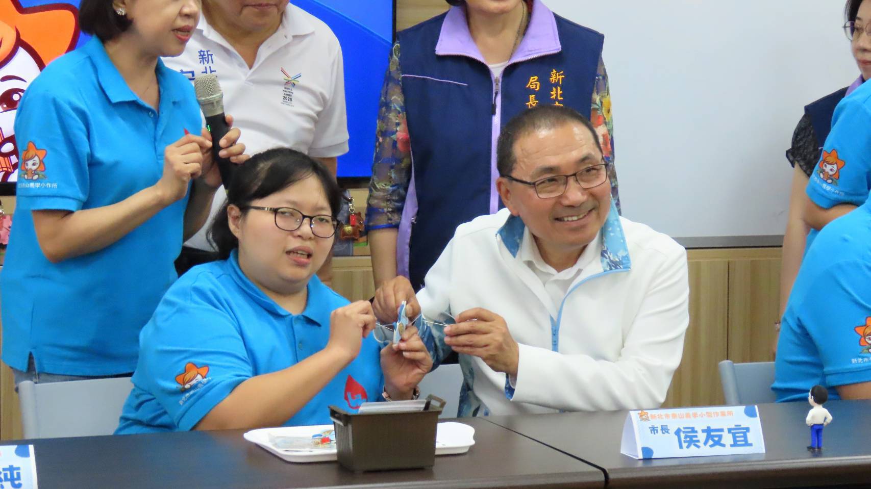 侯市長前往泰五林社會福利服務中心及泰山義學小型作業所，親切與學員們互動手作，並感謝第一線社工的付出。