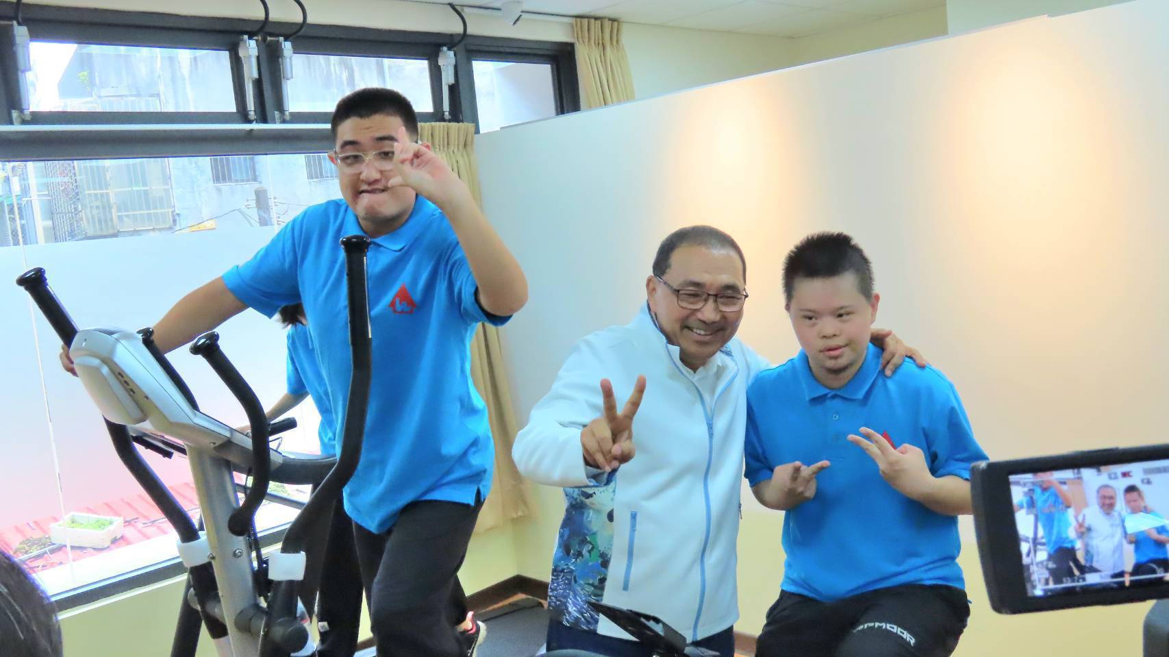 侯友宜市長前往泰五林社會福利服務中心及泰山義學小型作業所，親切與學員們互動手作，並感謝第一線社工的付出。