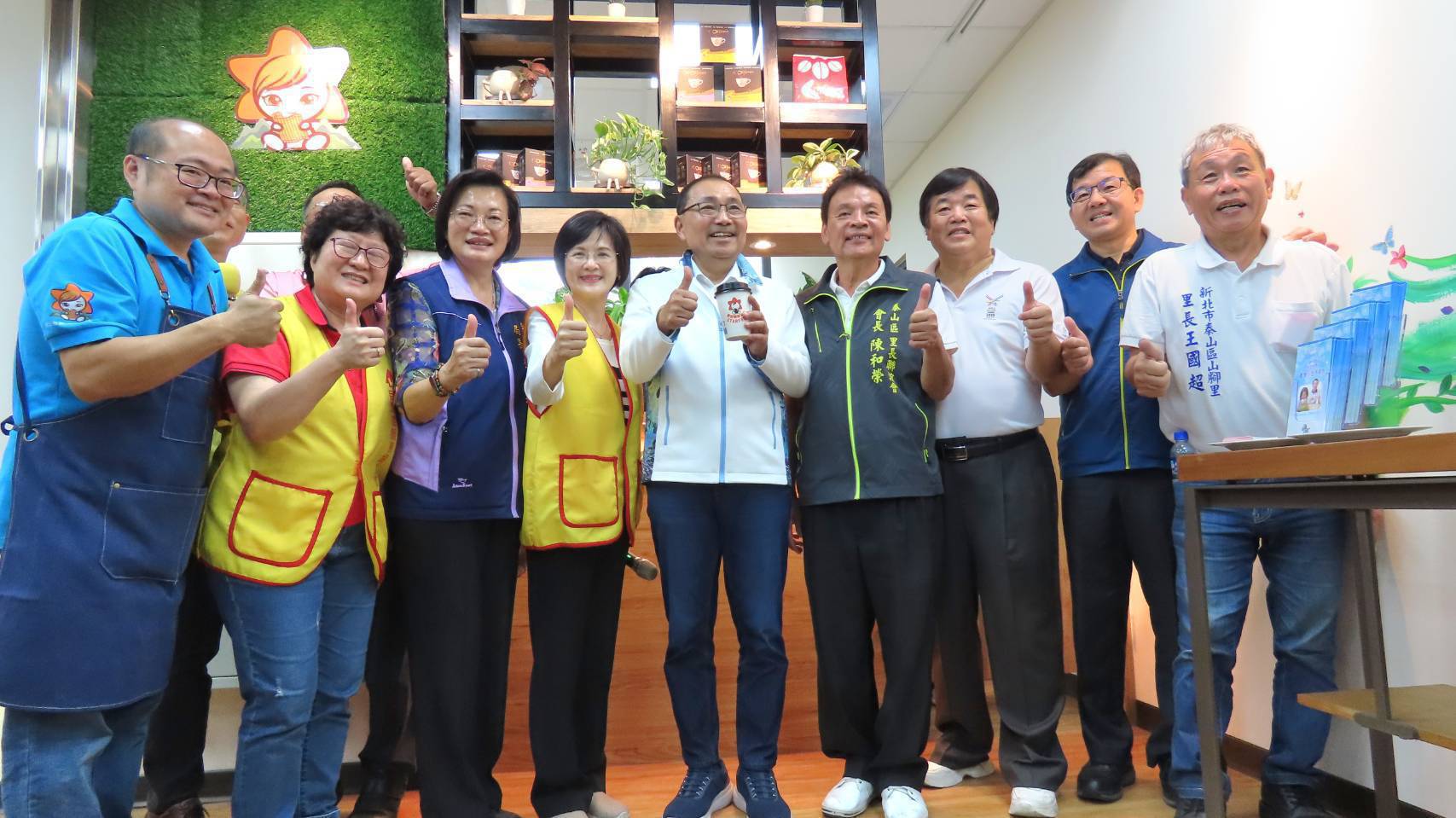 侯市長與里長、地方仕紳及社工們合影。