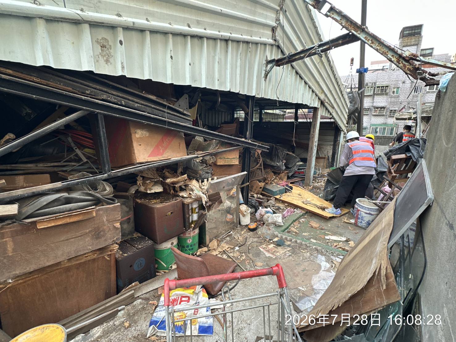 鐵皮違建內廢棄物清理2