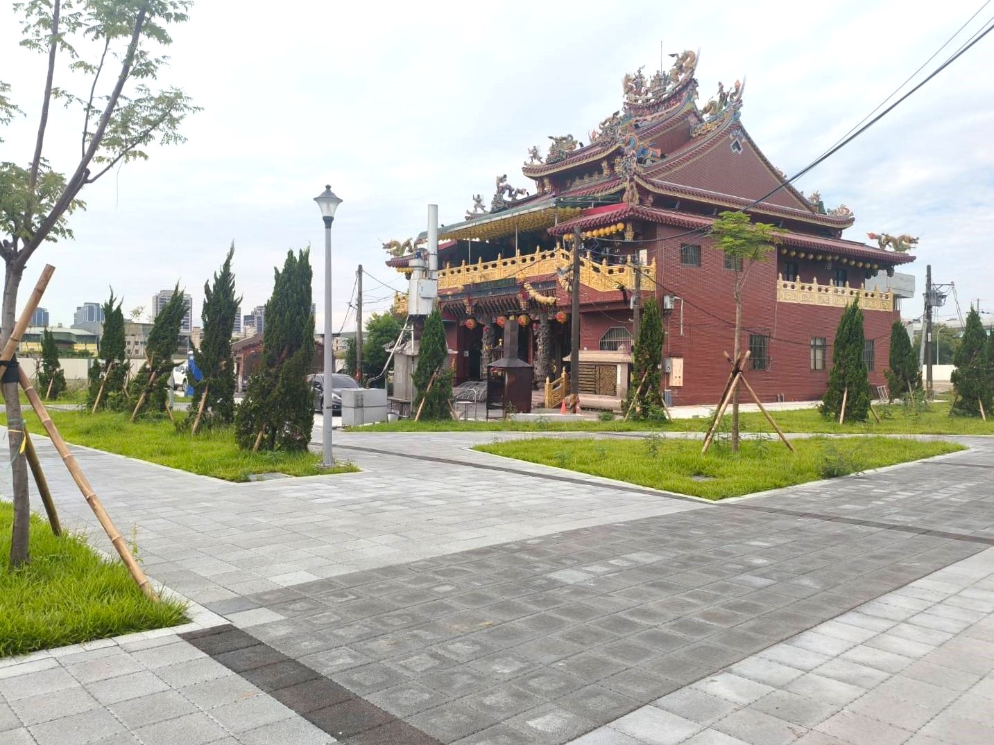 後港慈惠堂周邊劃設公（兒）十六公園，打造更友善的休憩步行環境。新北市地政局提供