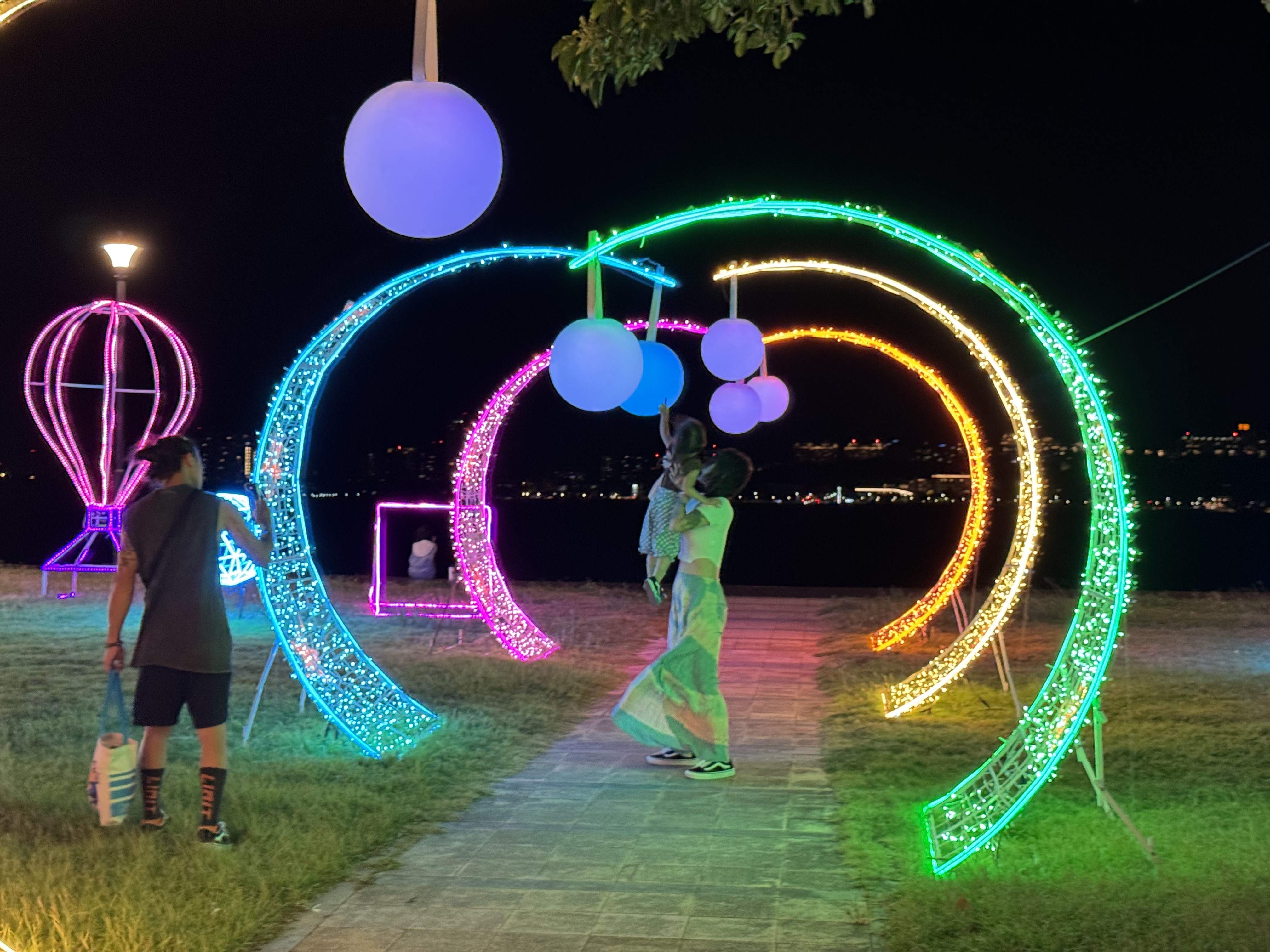 逐浪星帆 &middot; 夏夜光境：以海浪與帆船為靈感，層層光環宛如迎風啟航，點亮垂掛的可互動變色星球，如帶領旅人穿梭在夢幻光之航道