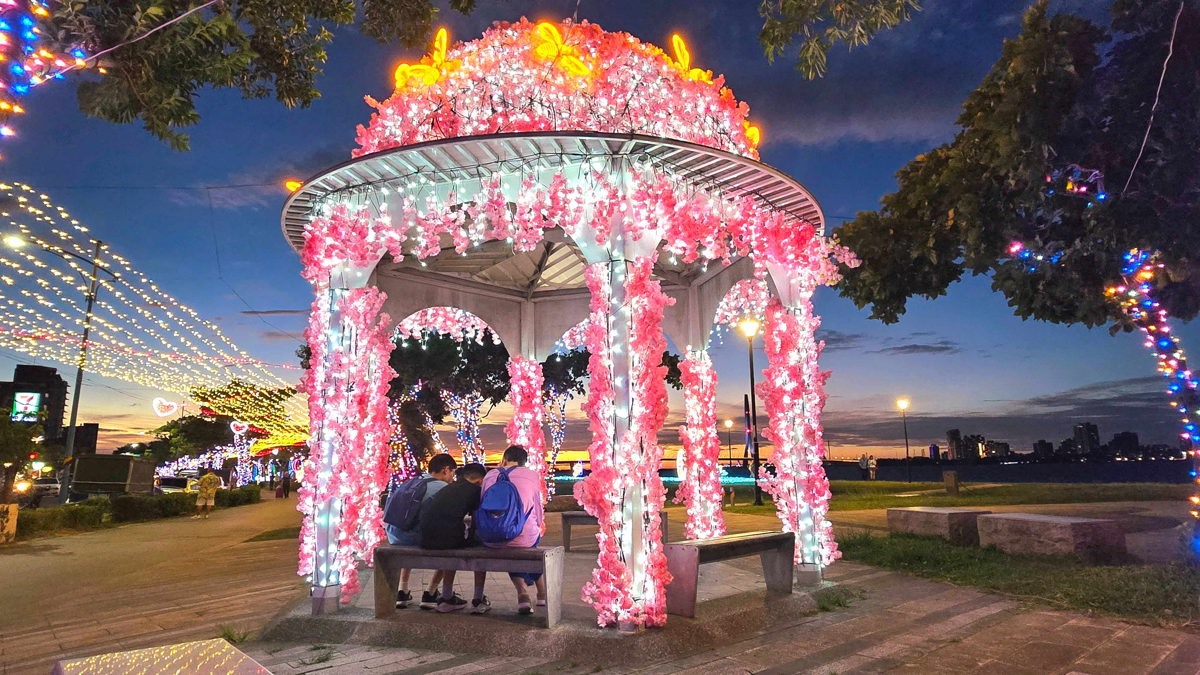  花語星亭 &middot; 海岸夏宴：粉嫩花光有閃耀蝶影點亮海岸涼亭
