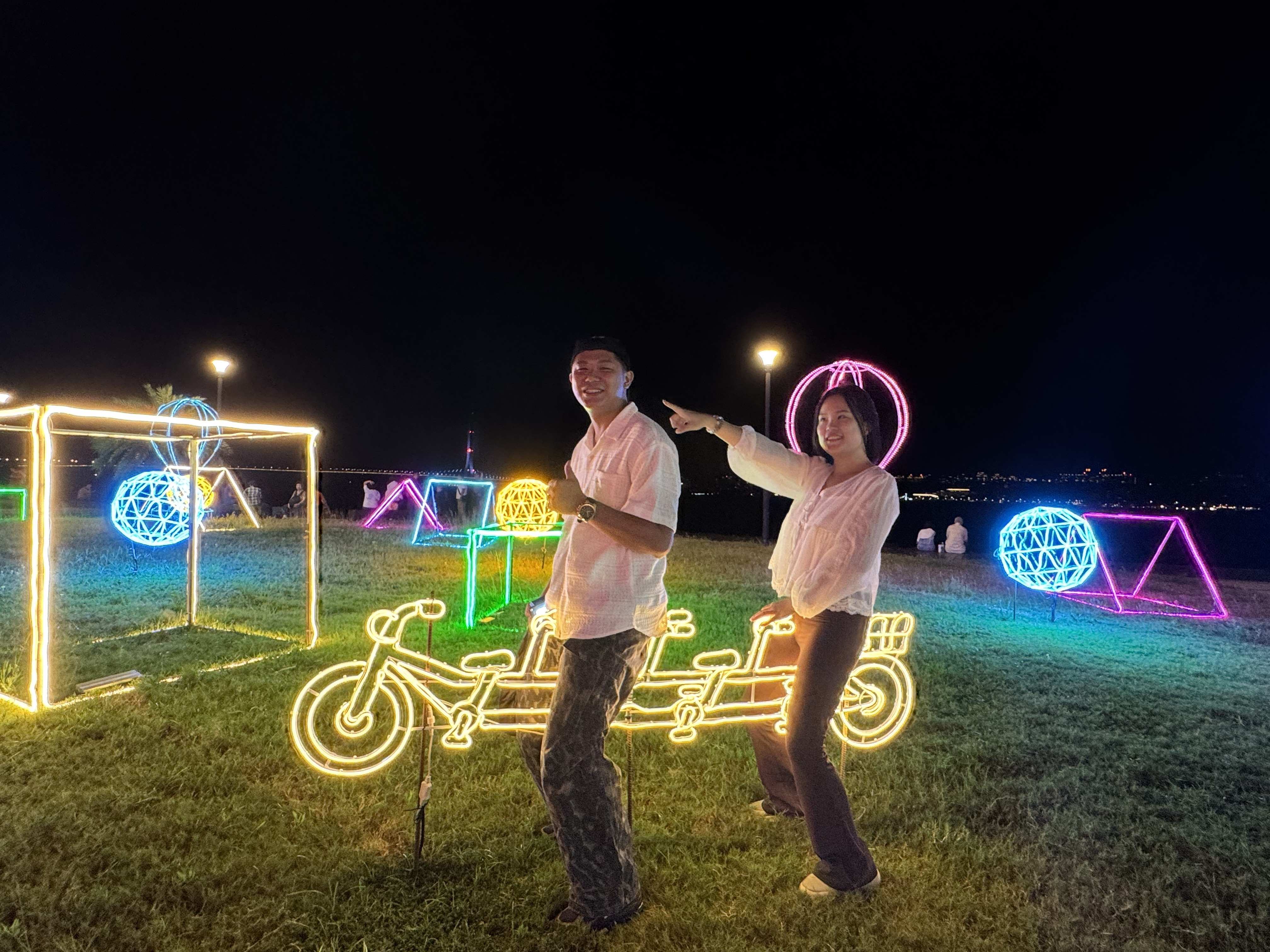 星光騎旅 &middot; 夏夜八里：以自行車主題燈飾，營造騎乘自行車意象，吸引民眾散步賞燈、拍照留念