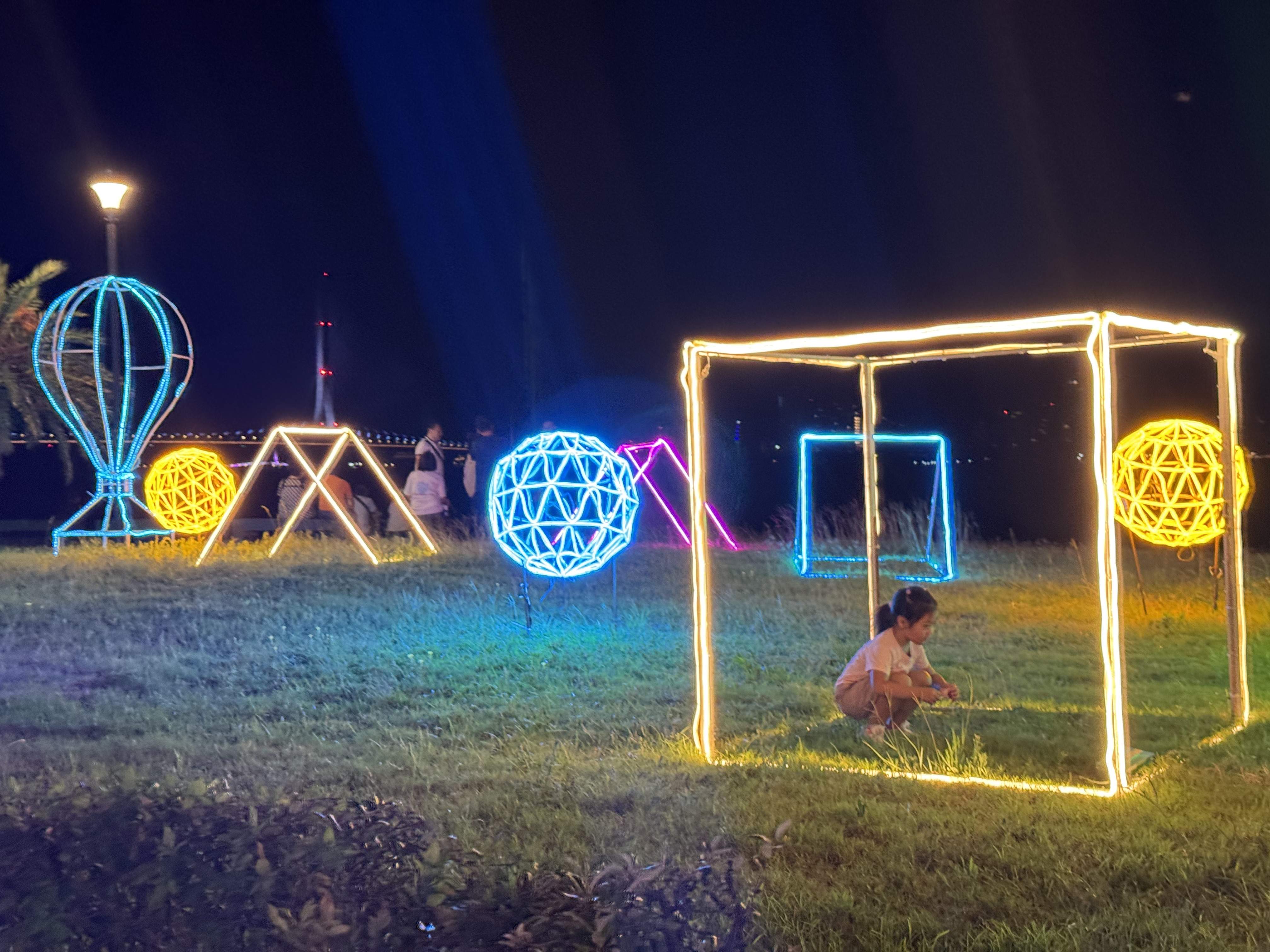  星光騎旅 &middot; 夏夜八里：以幾何光雕，吸引民眾散步賞燈、拍照留念