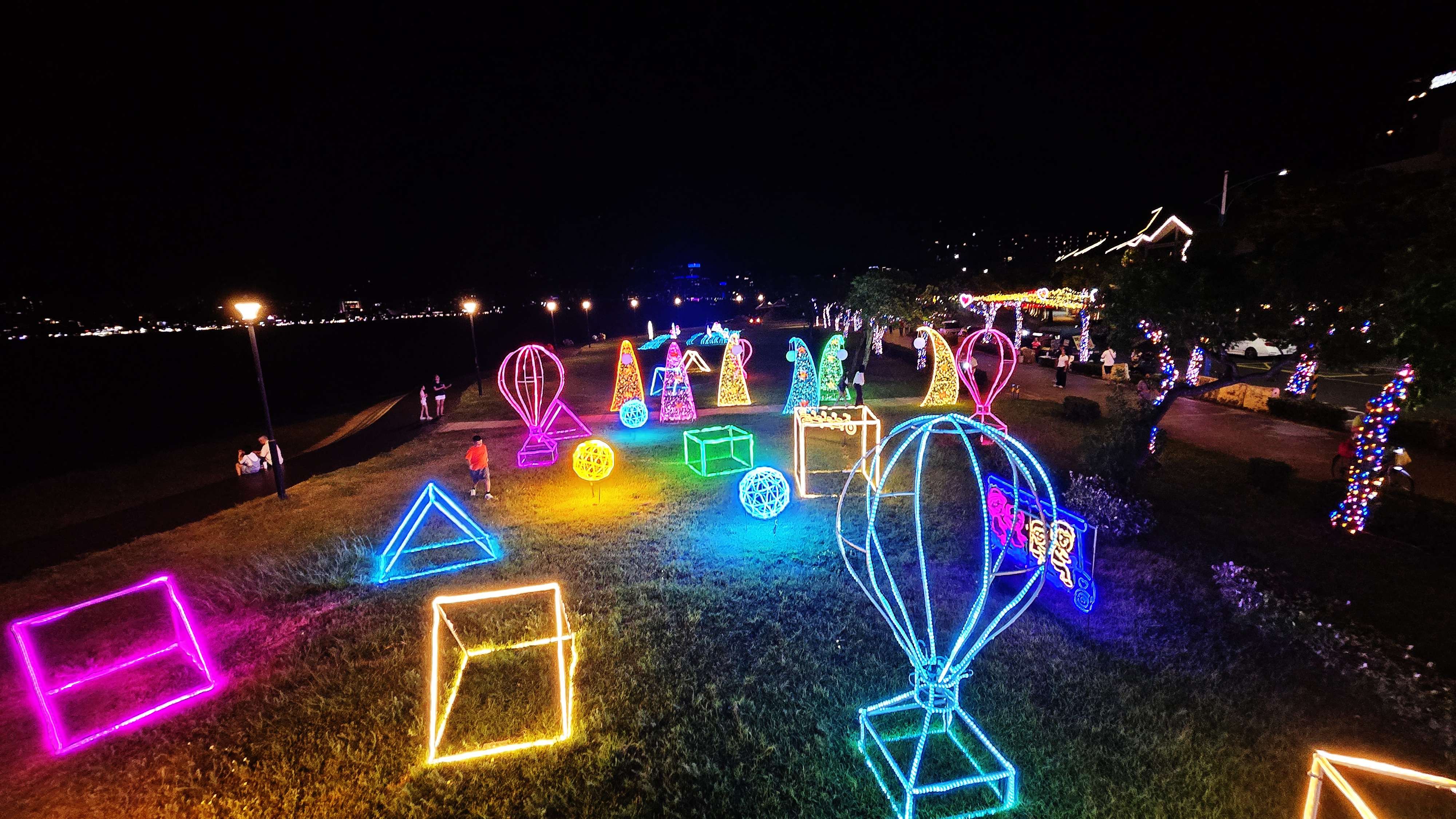  星光騎旅 &middot; 夏夜八里：以熱氣球主題燈飾，吸引民眾散步賞燈、拍照留念