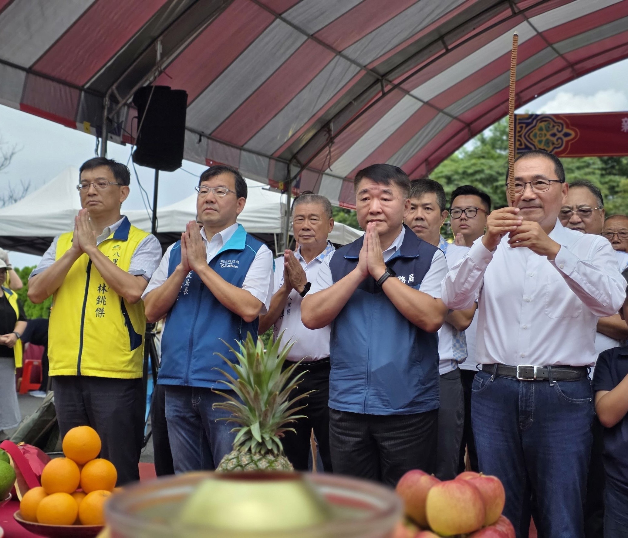 侯友宜市長（右一起）偕同工務局長馮兆麟、民政局長林耀長、八里區長林銚傑等人，持香祝禱工程順利。