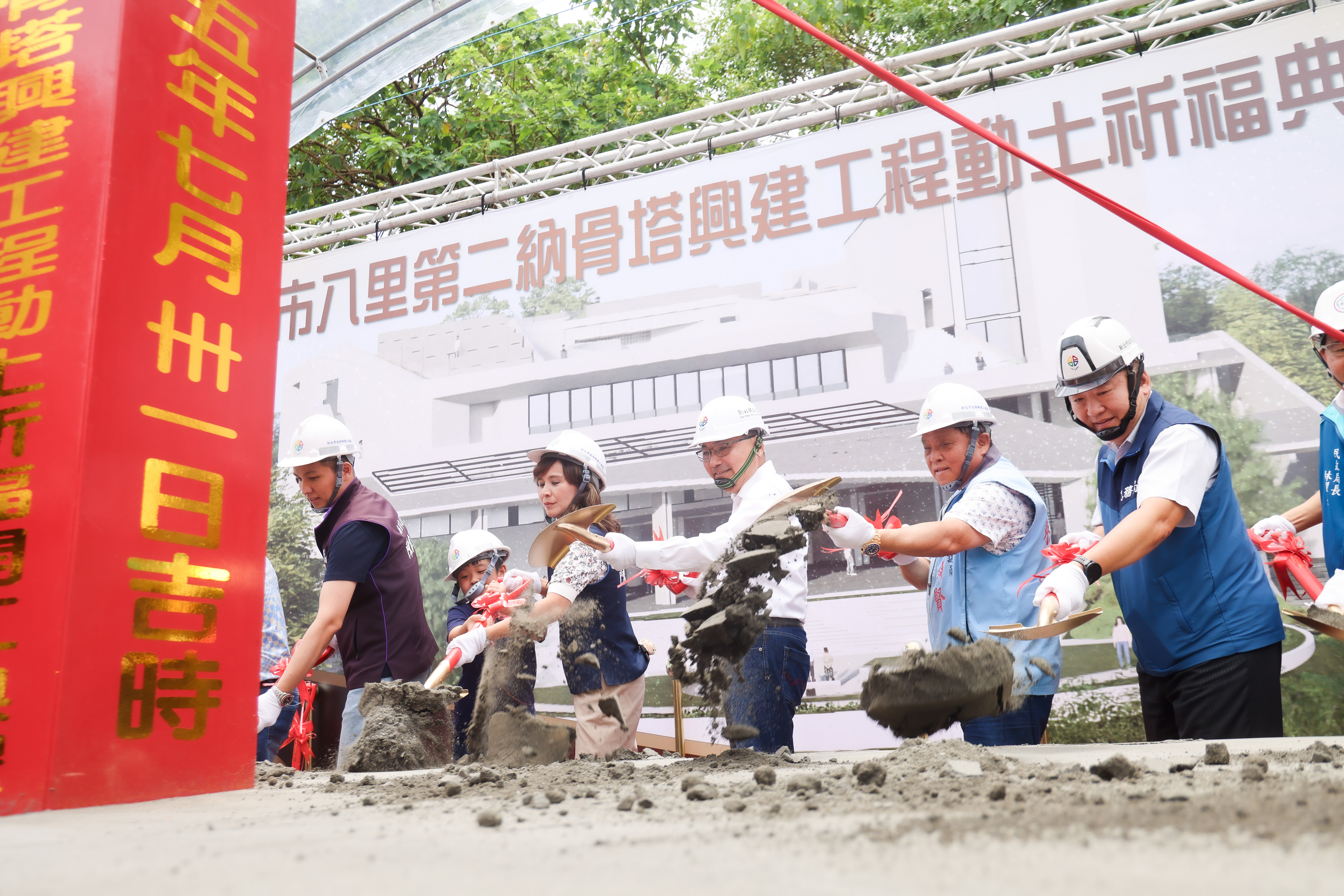 侯友宜指出，新北市目前已有19座公立納骨塔，一年約需1萬3,000個塔位方能滿足需求，因此市府近年積極擴充殯葬設施。