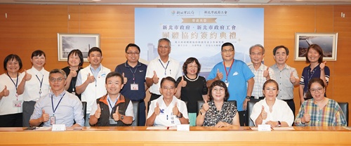 包括上級工會新北產總、勞工局代表，以及雙方協商代表大合影。