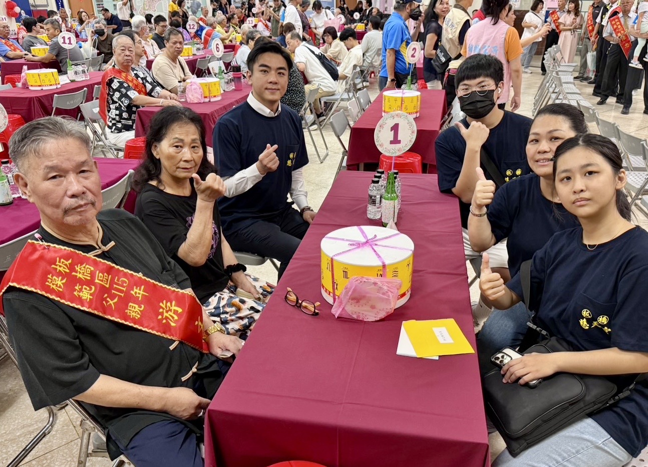 6.模範父親游文臏(左1)與家人合影
