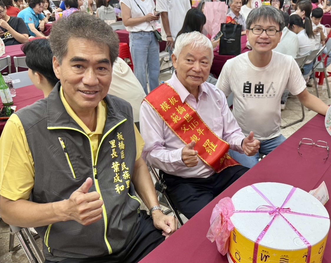 10.模範父親羅朝富(中)與家人合影