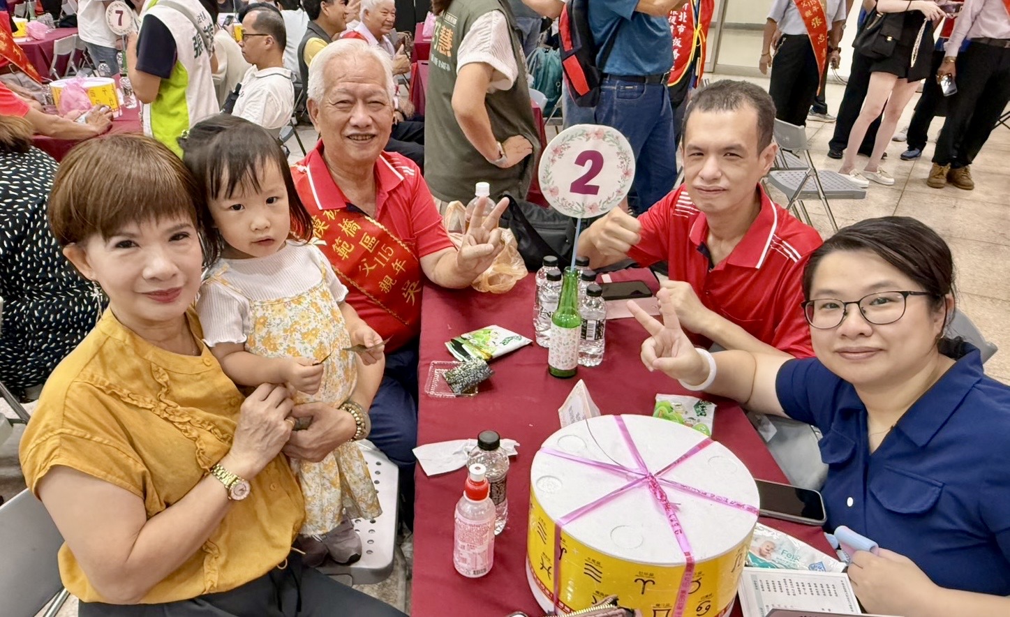 8.模範父親吳添福(左3)與家人合影