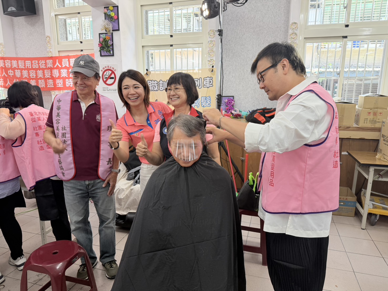 新北勞工局長陳瑞嘉體驗剪髮。