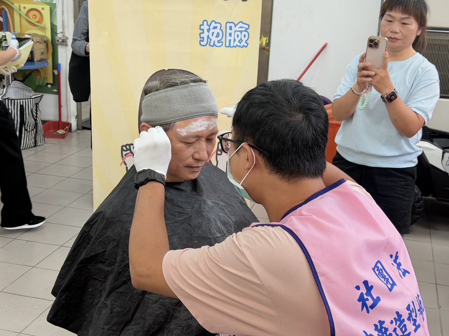 新北勞工局長陳瑞嘉體驗剪髮。