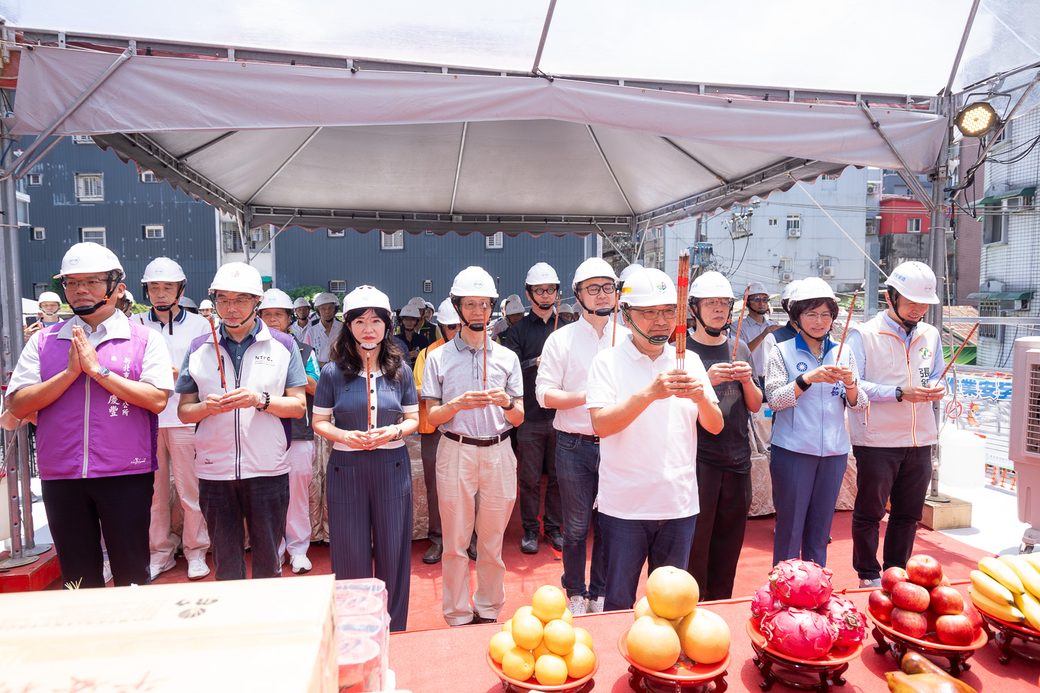 汐止中正公有零售市場今（1）日舉行上梁典禮，由新北市長侯友宜主持，祈求工程順利，並期勉施工團隊持續掌握進度與品質，力拚今年底完工啟用